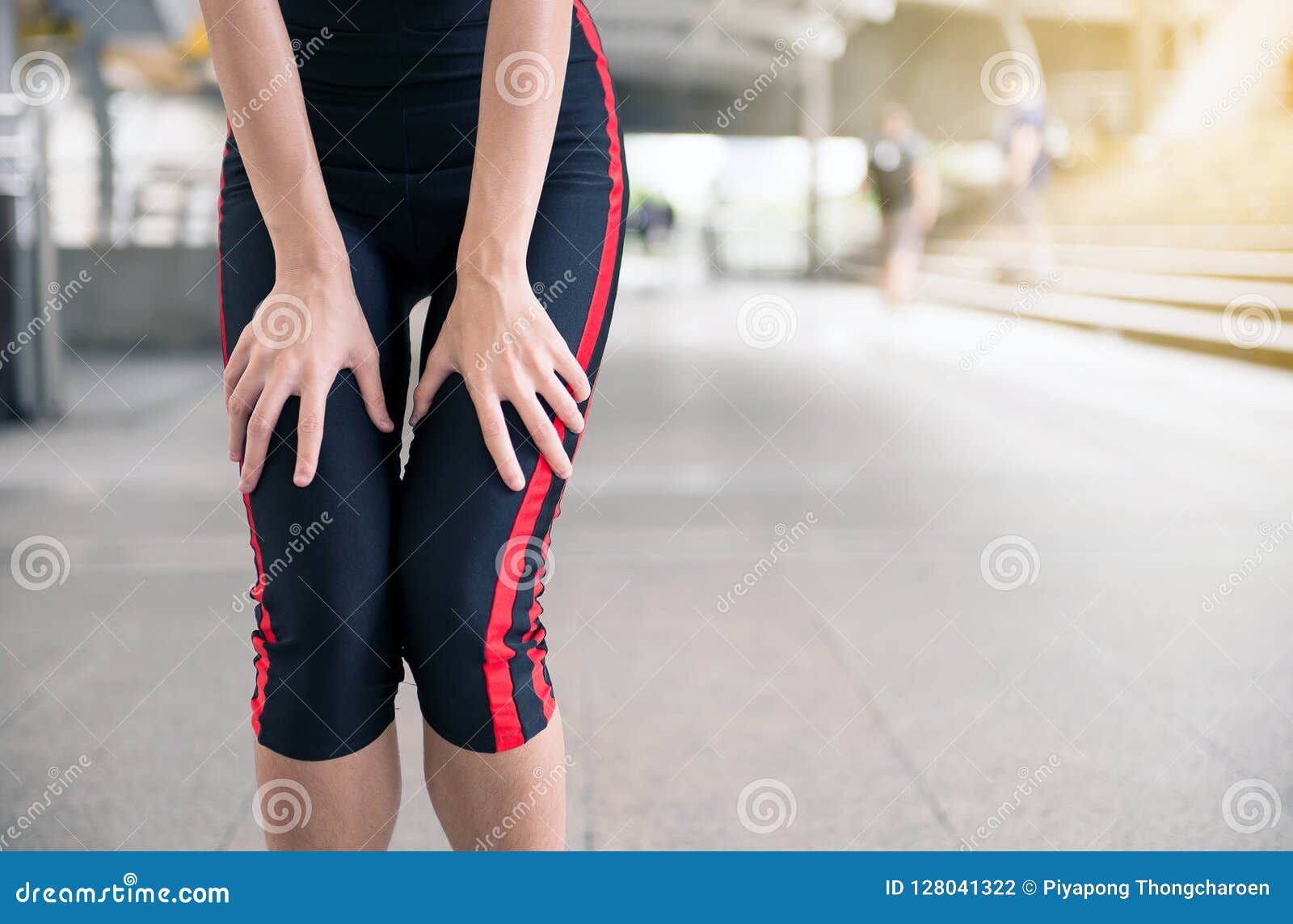 Joven Corredora De Fitness Estirando Y Calentando Las Piernas