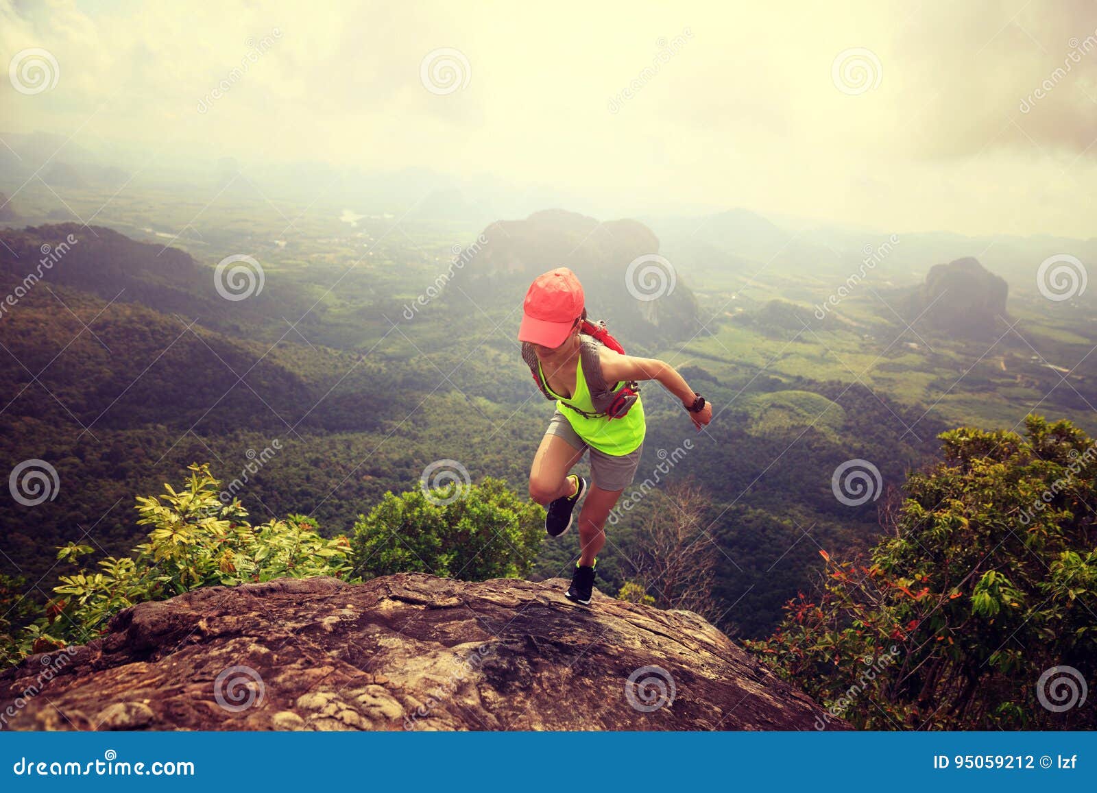 Joven Y Sana Mujer Trail Running En Pico De Montaña Fotos