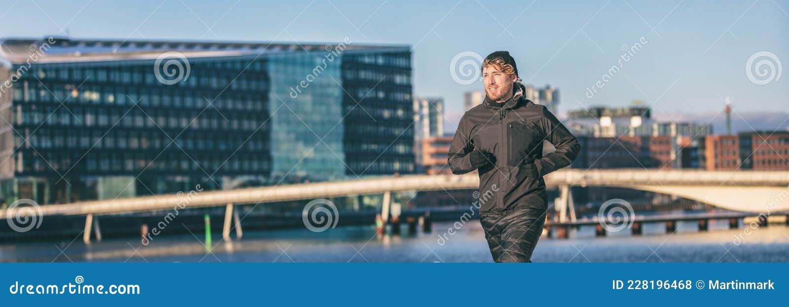 Corredora De Invierno Hombre Tiempo Frío Deporte Ropa Deportiva Atleta  Ciudad Urbana Jogging Afuera En Banner Callejero De Europa Foto de archivo  - Imagen de céntrico, lifestyle: 228196468