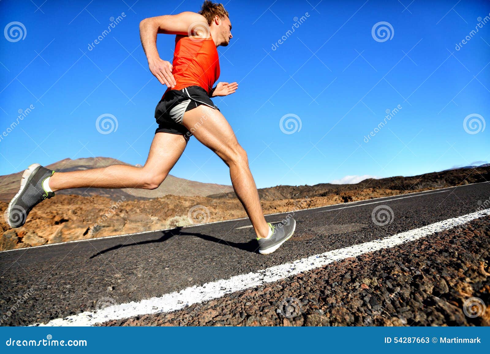 Correr de corrida do homem do corredor para o sucesso na corrida Treinamento masculino do corredor do atleta na velocidade rápida Velocista muscular do modelo do esporte do ajuste que exercita a sprint na estrada da montanha Comprimento de corpo completo do modelo caucasiano