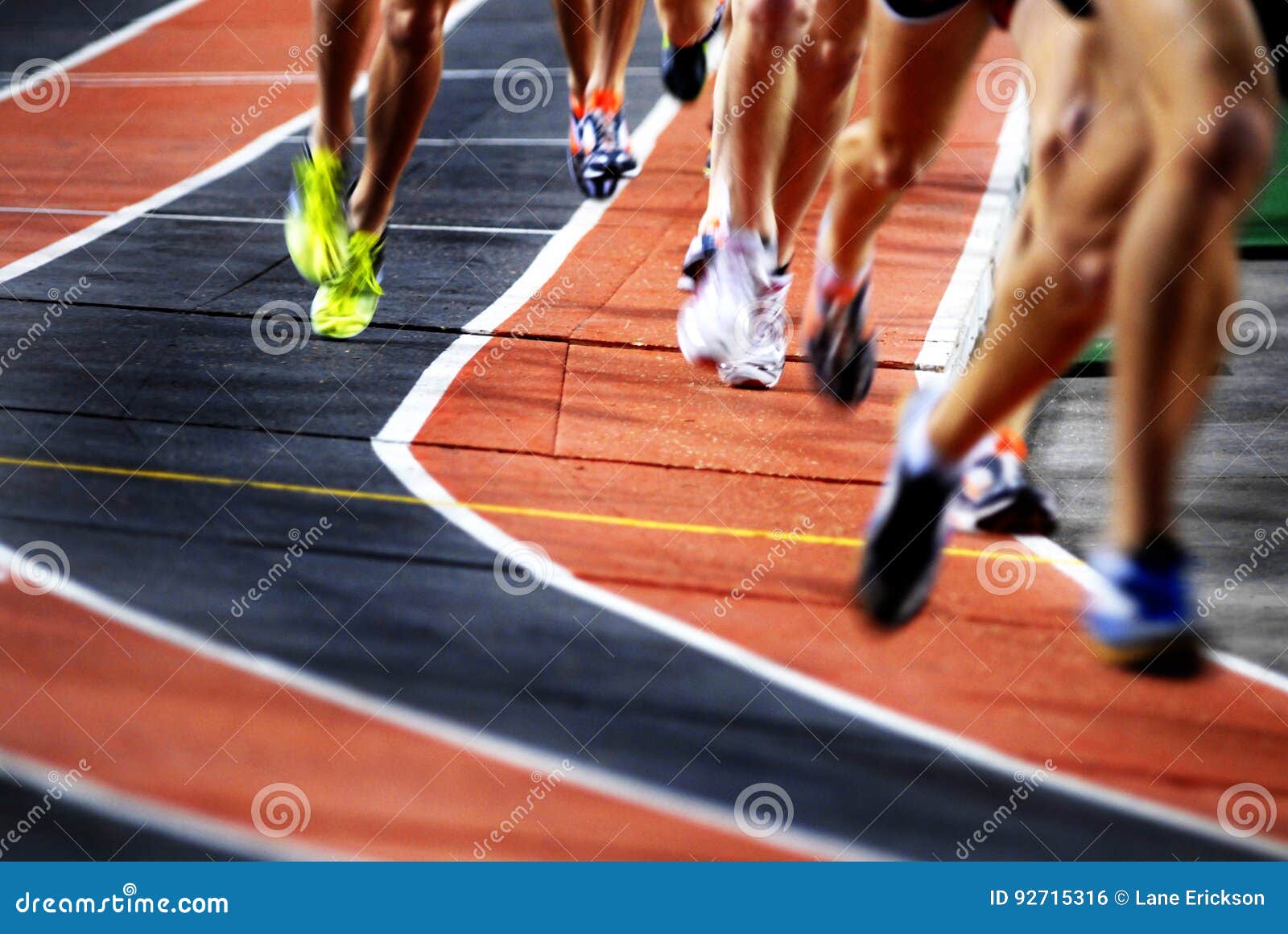 Correr Una Carrera En Una Competencia De Deportes De La Pista Foto de  archivo - Imagen de gente, corredor: 92715316