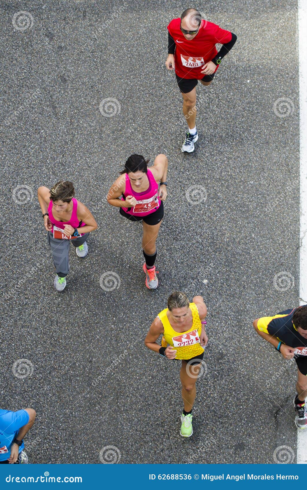 Correre della gente. Pontevedra, SPAGNA - 19 ottobre 2014: Dettaglio dei partecipanti alla srl popolare della corsa XVIII Mezza maratona 2014, tenuta sulle vie della città