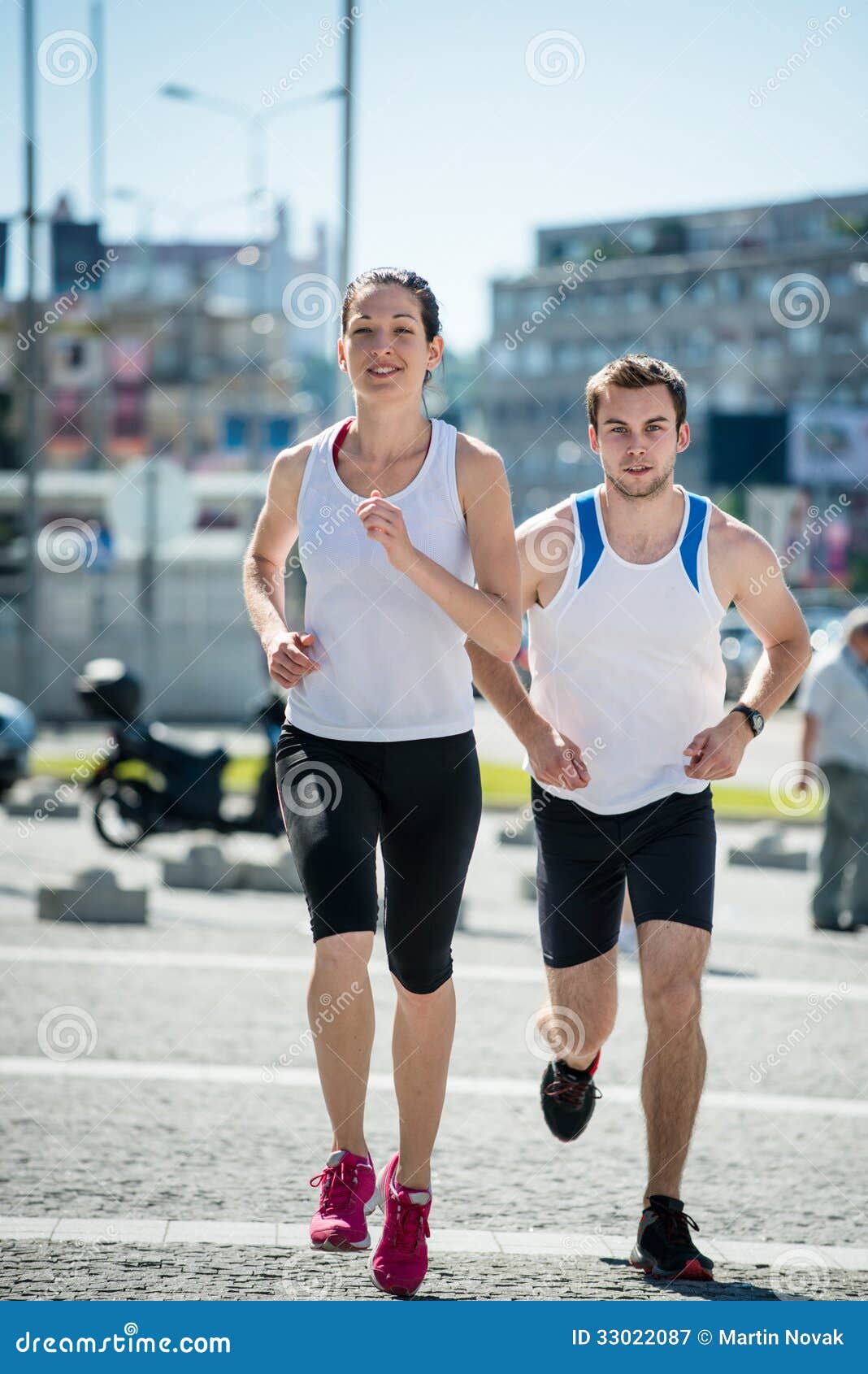Sognare Di Correre Insieme A Qualcuno Correre insieme immagine stock. Immagine di salute, aperto - 33022087