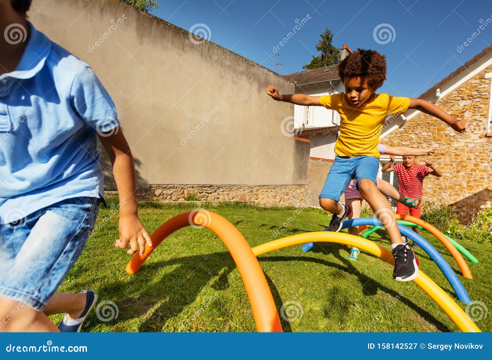 Corrida Com Obstáculos Que Muitas Crianças Saltam Sobre a Barreira Imagem  de Stock - Imagem de preto, menino: 158142527