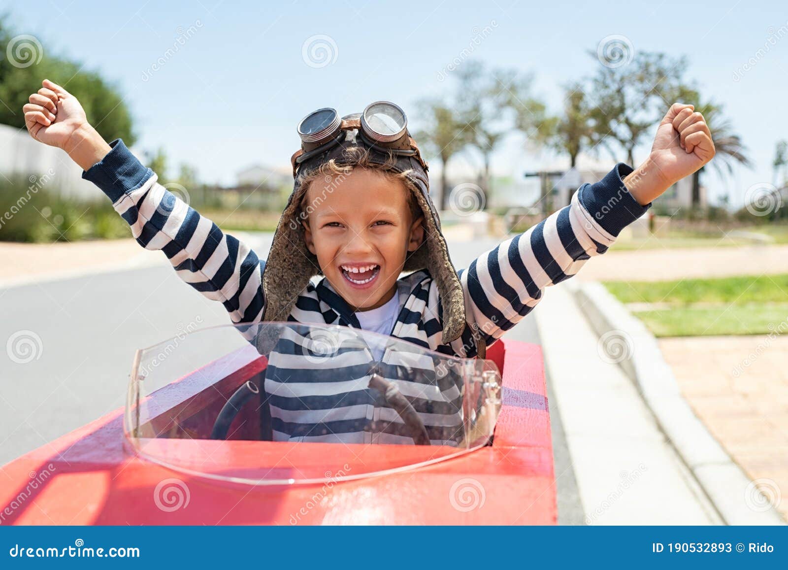 Corrida De Carros Empolgada Imagem de Stock - Imagem de sorriso