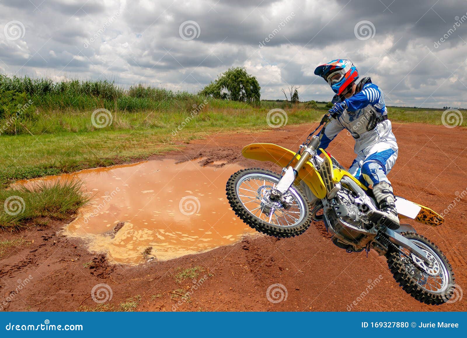 Corrida De Motocross Em Estrada De Terra Imagem Editorial - Imagem de  velocidade, motocross: 169327880