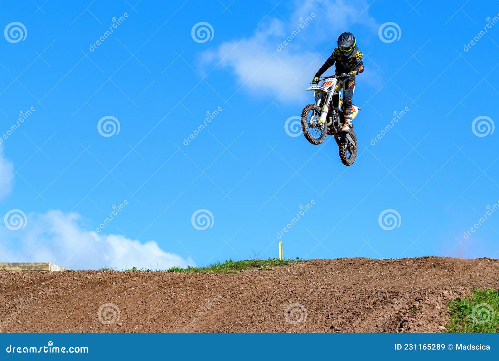 Corridas De Motos De Terra Em Motocross Imagem de Stock Editorial - Imagem  de motor, capacete: 231165289