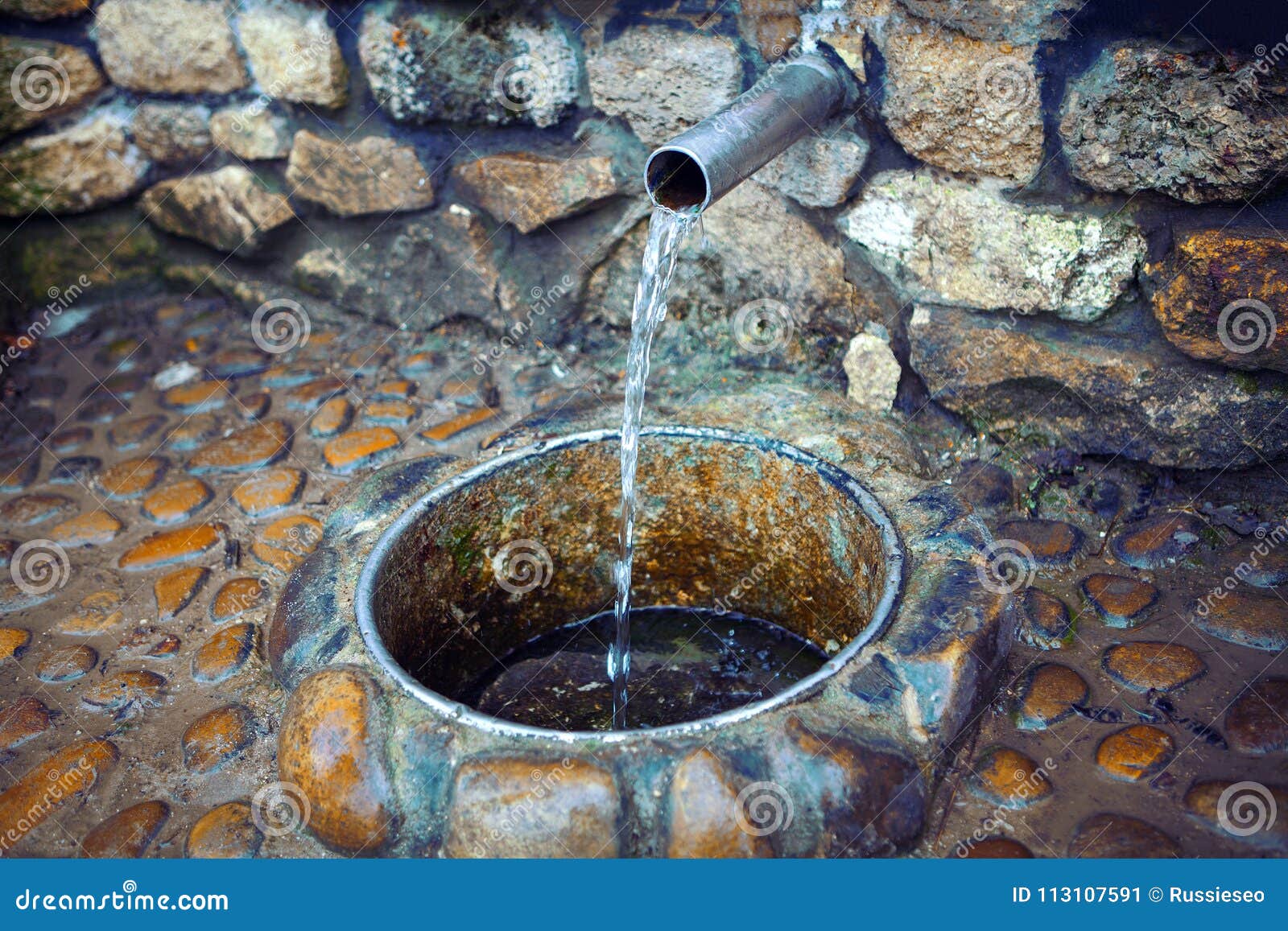 Corriente del agua dulce imagen de archivo. Imagen de secuencia 113107591