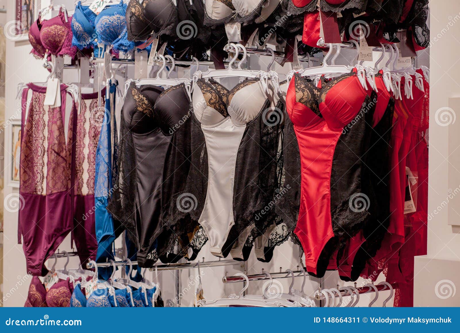 Cors? De La Ropa Interior En La Ventana De La Tienda Ropa Interior En La Exhibici?n De La Tienda Durante Vacaciones De La Venta C Imagen de archivo - Imagen de tienda,