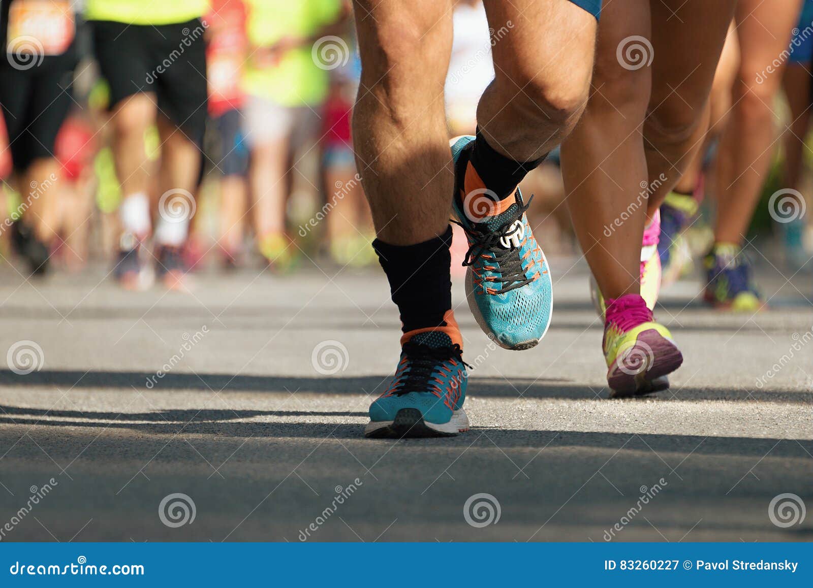 2 кружки которые бегают. Человек идущий марафон. Найк человек идет ноги. Ноги человека который идёт Сток фото. Человек идущий марафон зимний ноги.