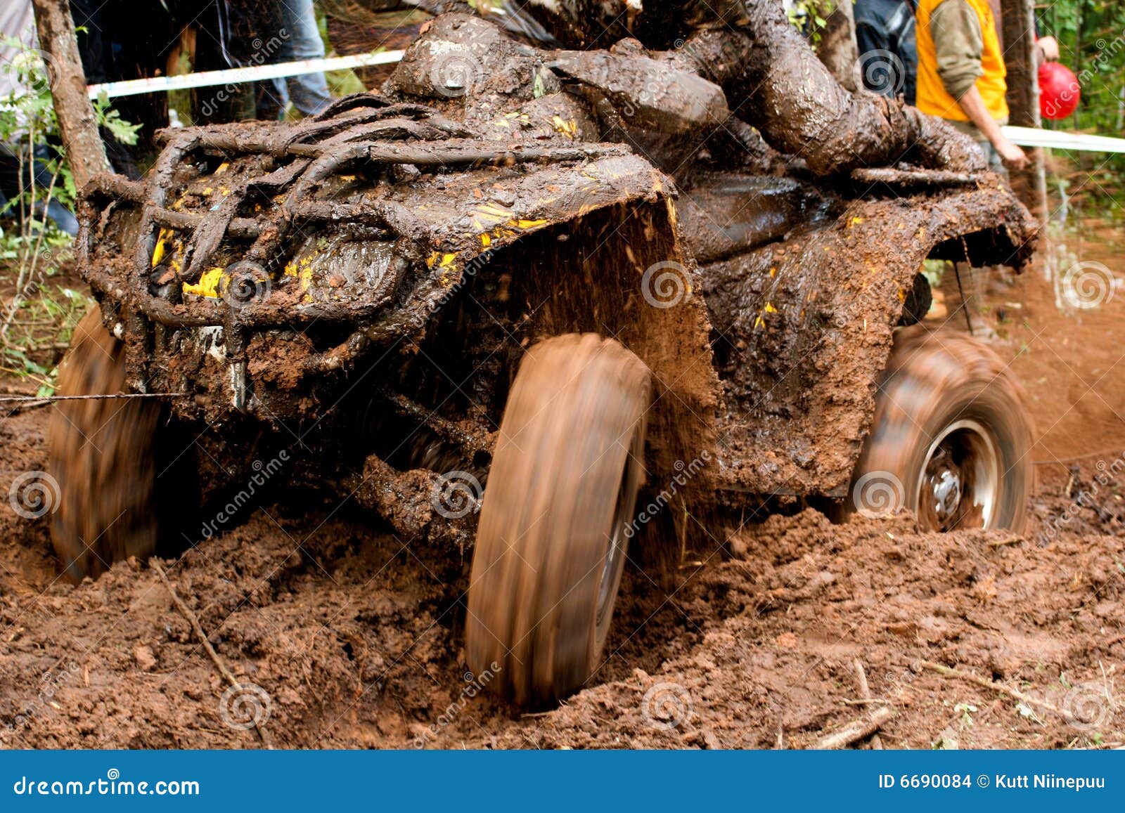 Corsa di ATV nel fango fotografia stock. Immagine di terreno 6690084