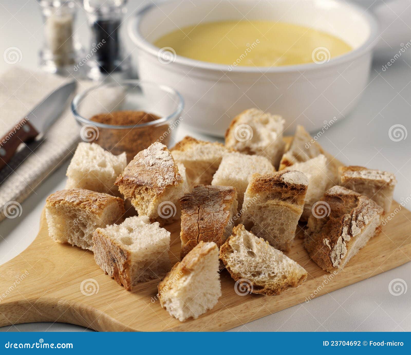 Cortar el pan foto de archivo. Imagen de principal, pedazo 23704692