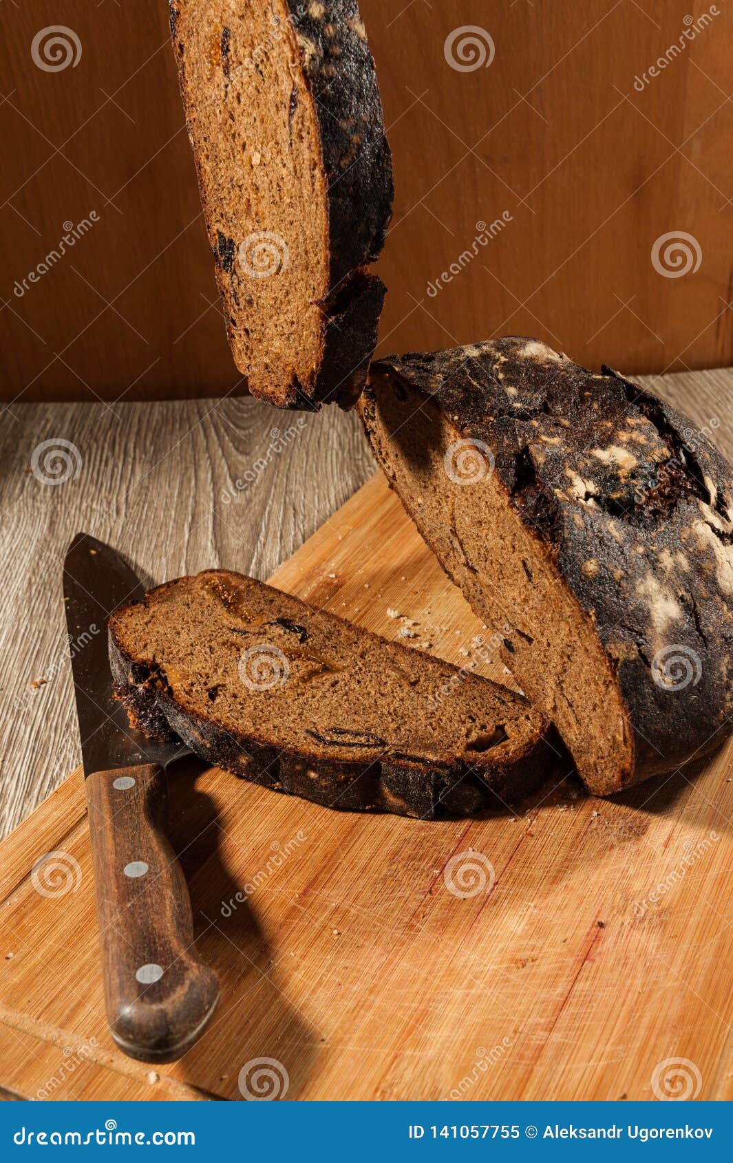 Cortar El Pan En Una Tabla De Cortar Imagen de archivo Imagen de grano, comida 141057755