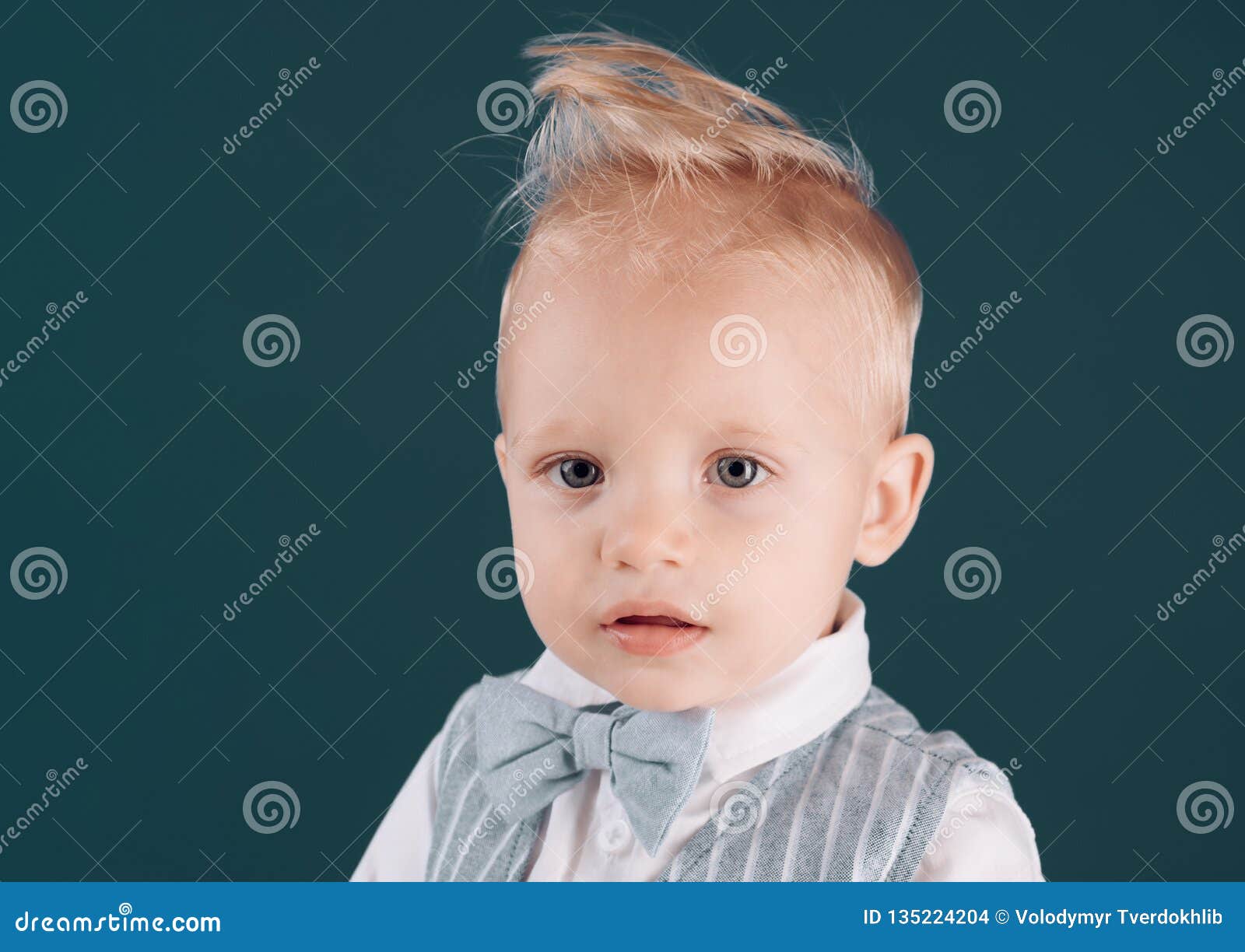 Corte de cabelo infantil para um menino. penteado elegante e moderno.  cuidados com o cabelo da criança. cabelo curto.