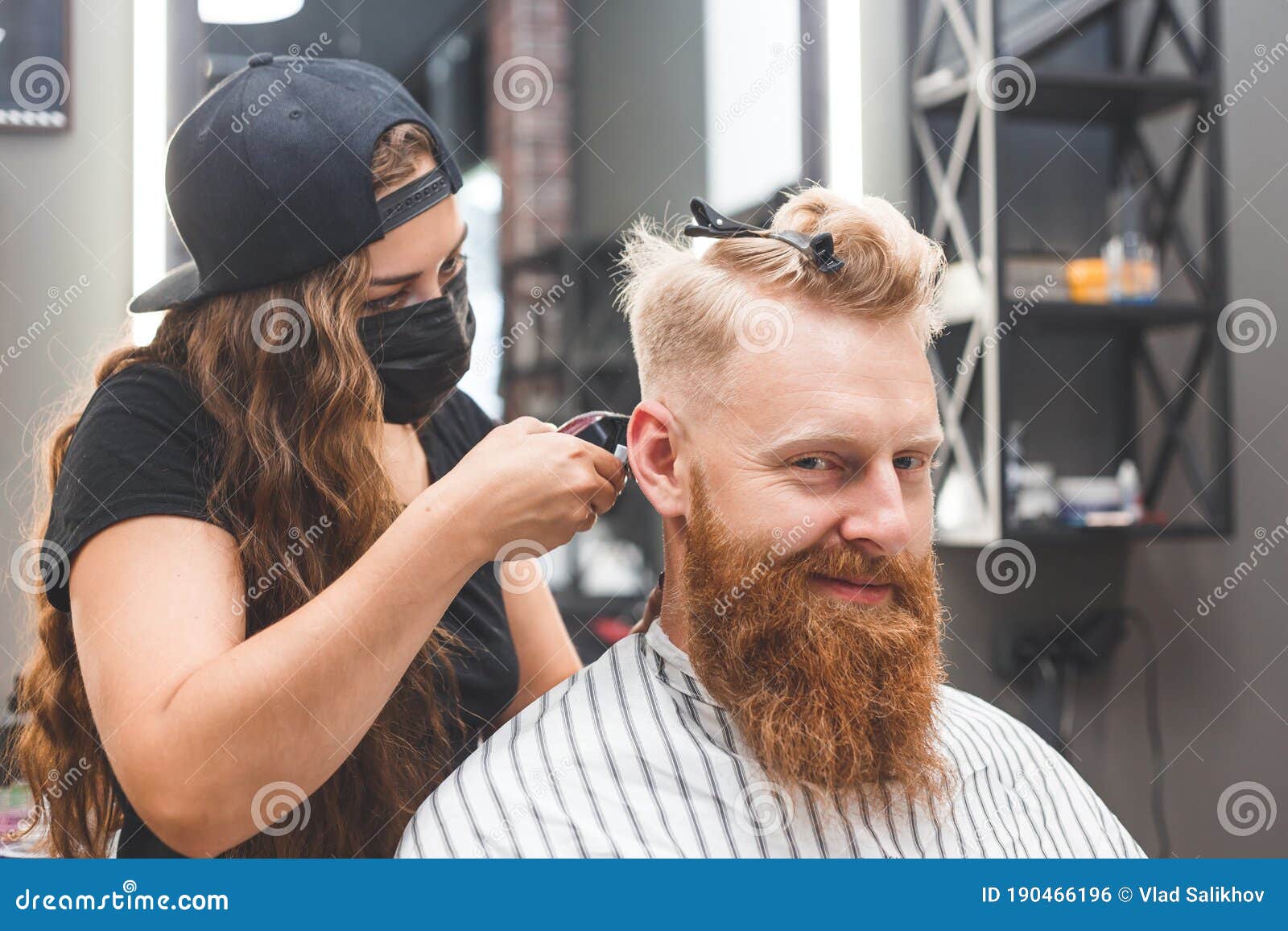 Cabeleireiro Fêmea Que Faz O Corte De Cabelo Masculino Com a