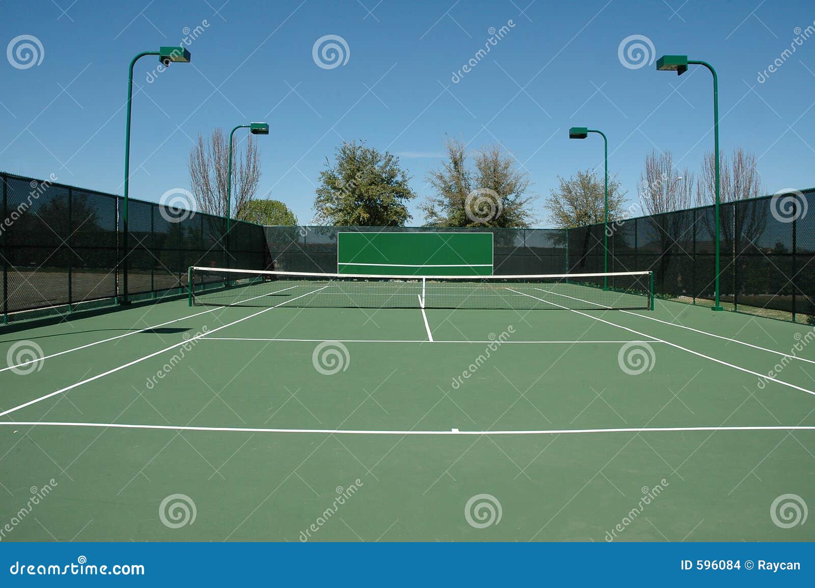 Corte di tennis fotografia stock. Immagine di righe, sfera 596084