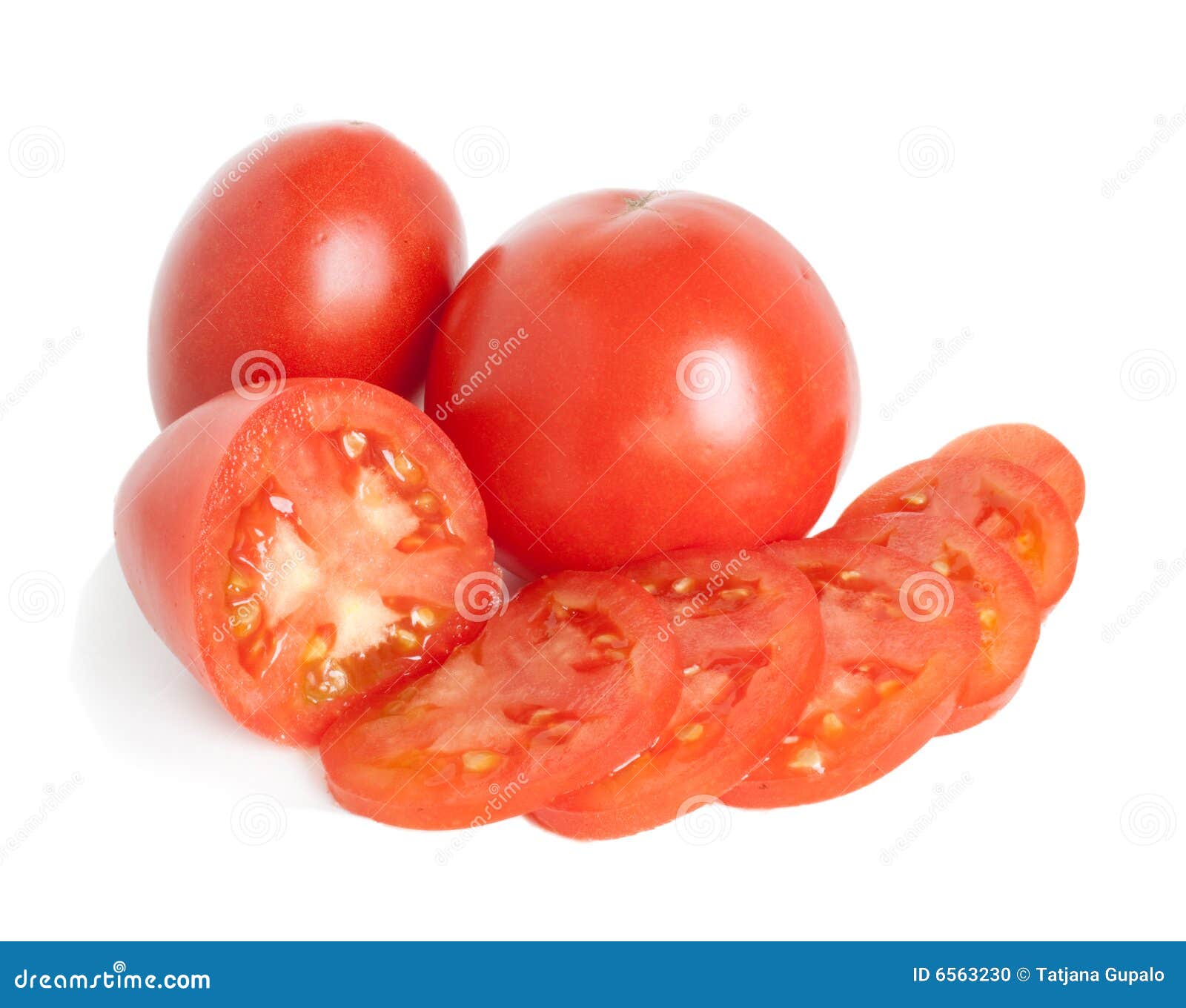 Corte el tomate. Corte y tomates enteros en un fondo blanco