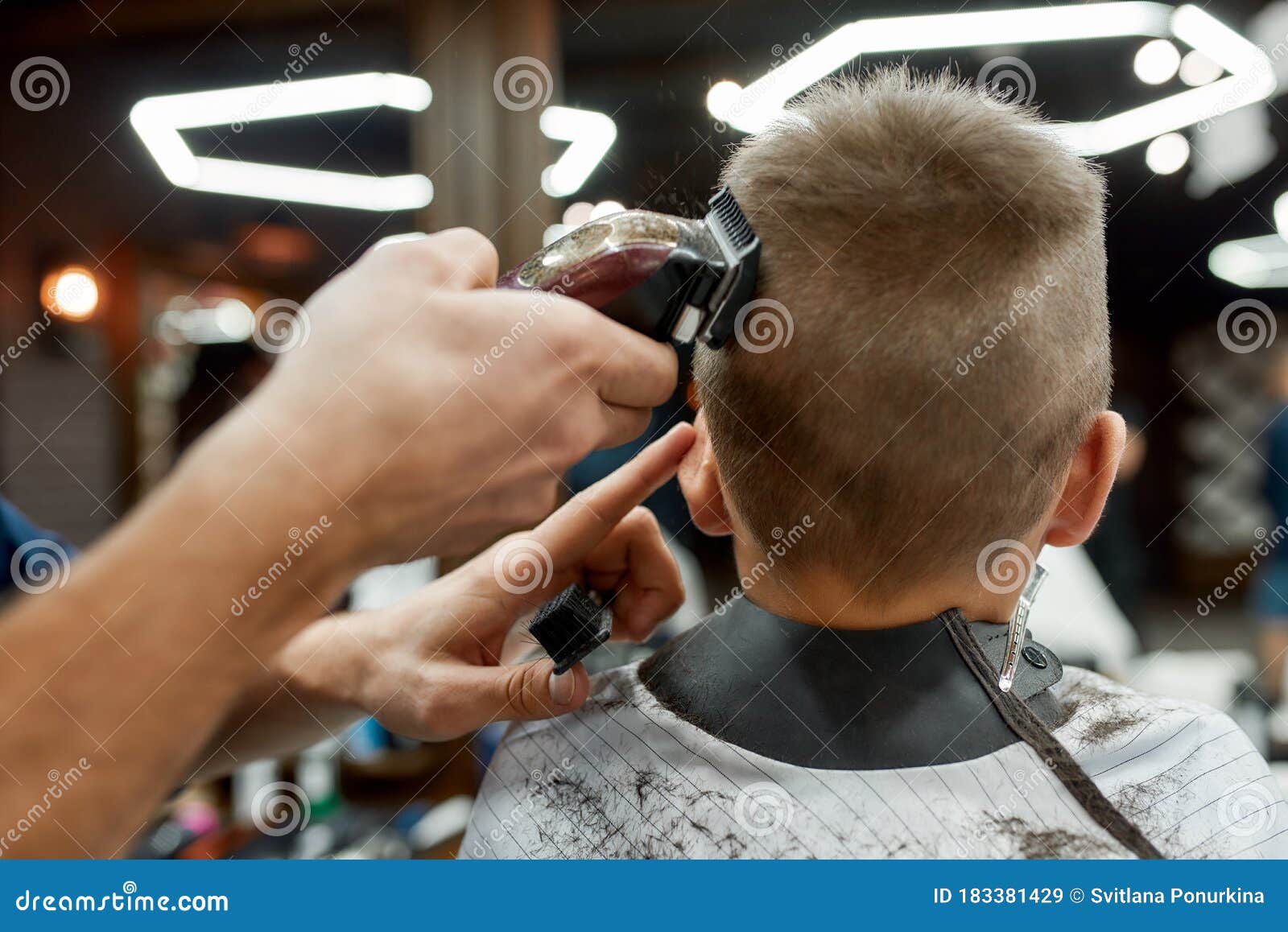 Vista traseira do corte de cabelo do barbeiro feminino, fazendo o