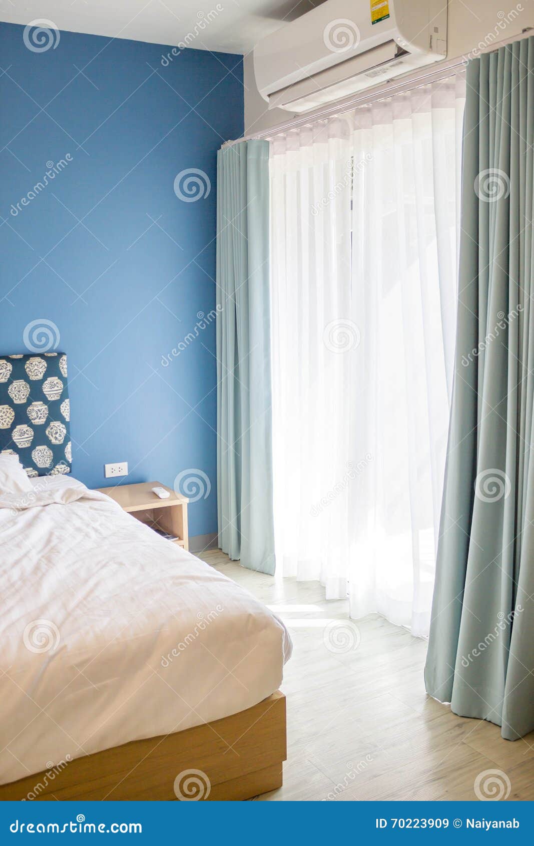 Cortina Blanca Y Azul En Dormitorio Imagen de archivo - Imagen de