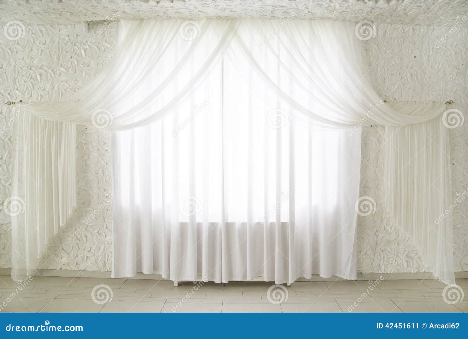 Cortinas nas janelas imagem de stock. Imagem de janelas - 42451611, image size:1600x1158