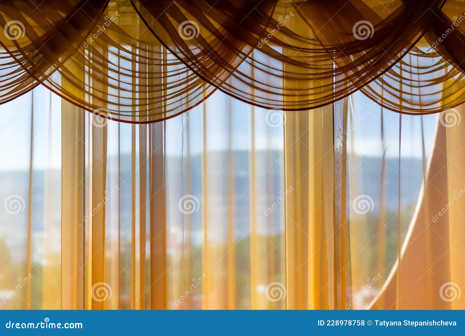 Cortinas Translúcidas De Tonos Crema. Fuera De La Ventana Hay Un Paisaje.  Foto de archivo - Imagen de cortina, casa: 228978758