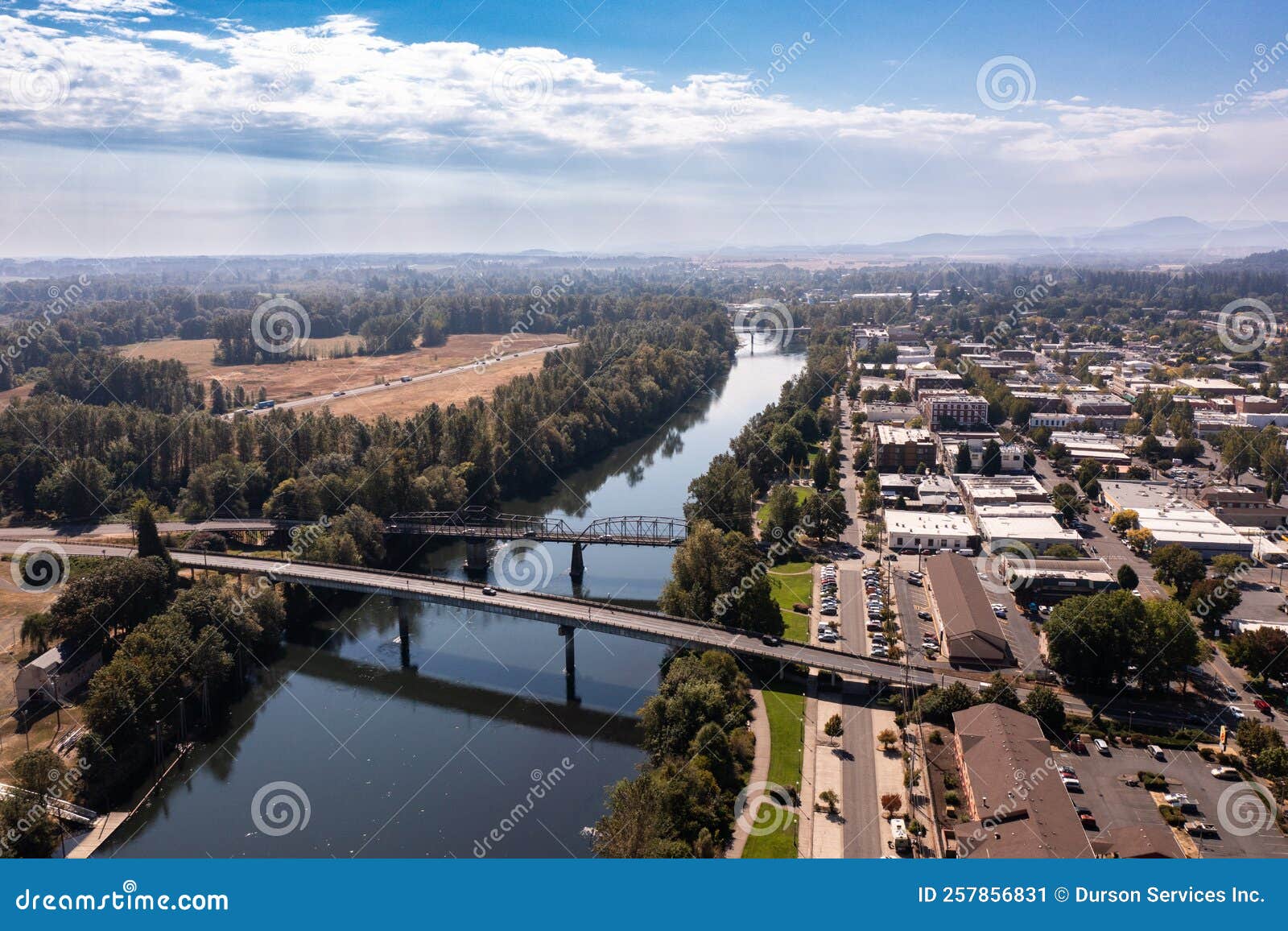 Corvallis, Oregon. Bridge Crossing Willamette River Editorial Photo - Image  of scenery, water: 257856831