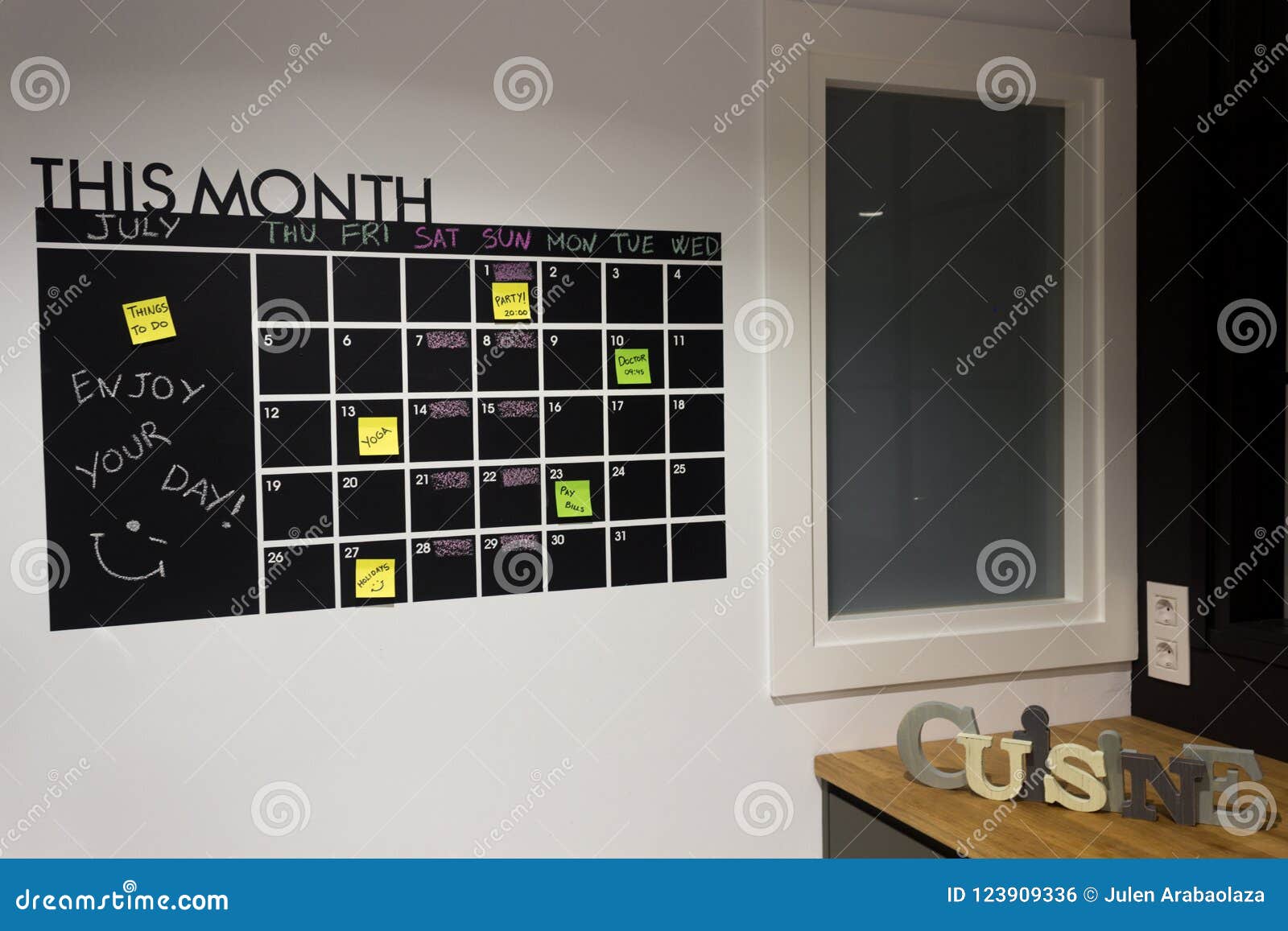Cosas Para Hacer El Calendario De Pared Foto De Archivo Imagen De Cosas Pared 123909336 hacer un calendario de pared con fotos