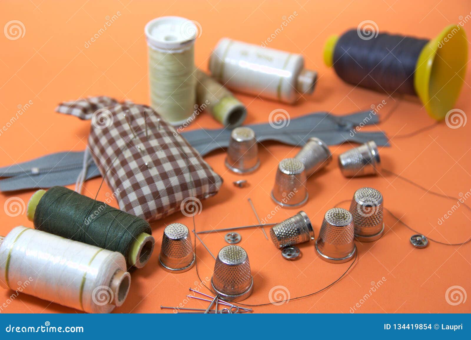 Cosas útiles para coser como dedales, agujas o hilo. Fije de las cosas útiles para casero o profesional cosiendo, por ejemplo agujas, el hilo o dedales