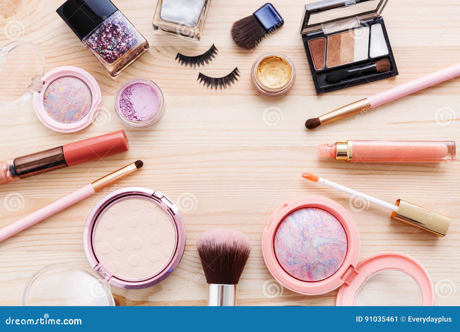 Cosmético Y Fondo De Los Productos De Maquillaje Imagen de archivo - Imagen de cepillo, madera: 91035461 Cosmético Y Fondo De Los Productos De Maquillaje Imagen de archivo - Imagen de cepillo, madera: 91035461