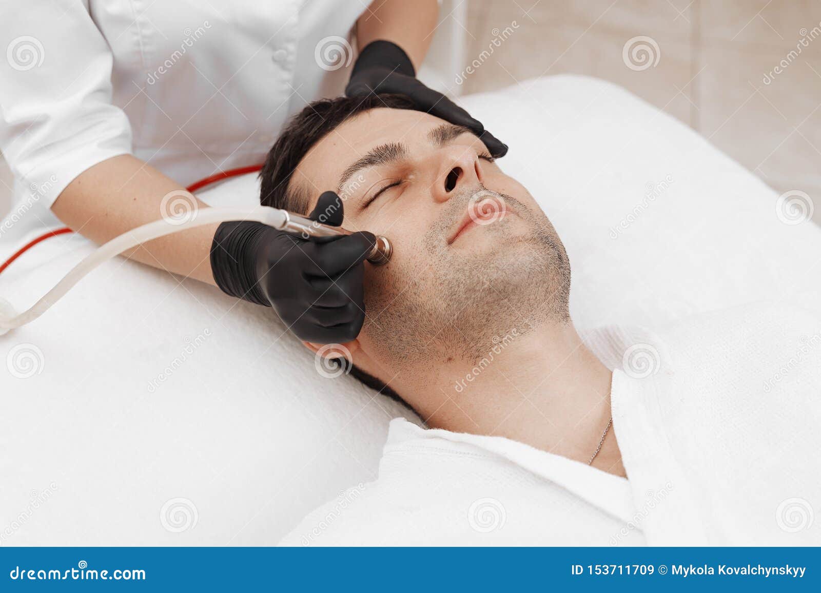 the cosmetologist makes the procedure microdermabrasion