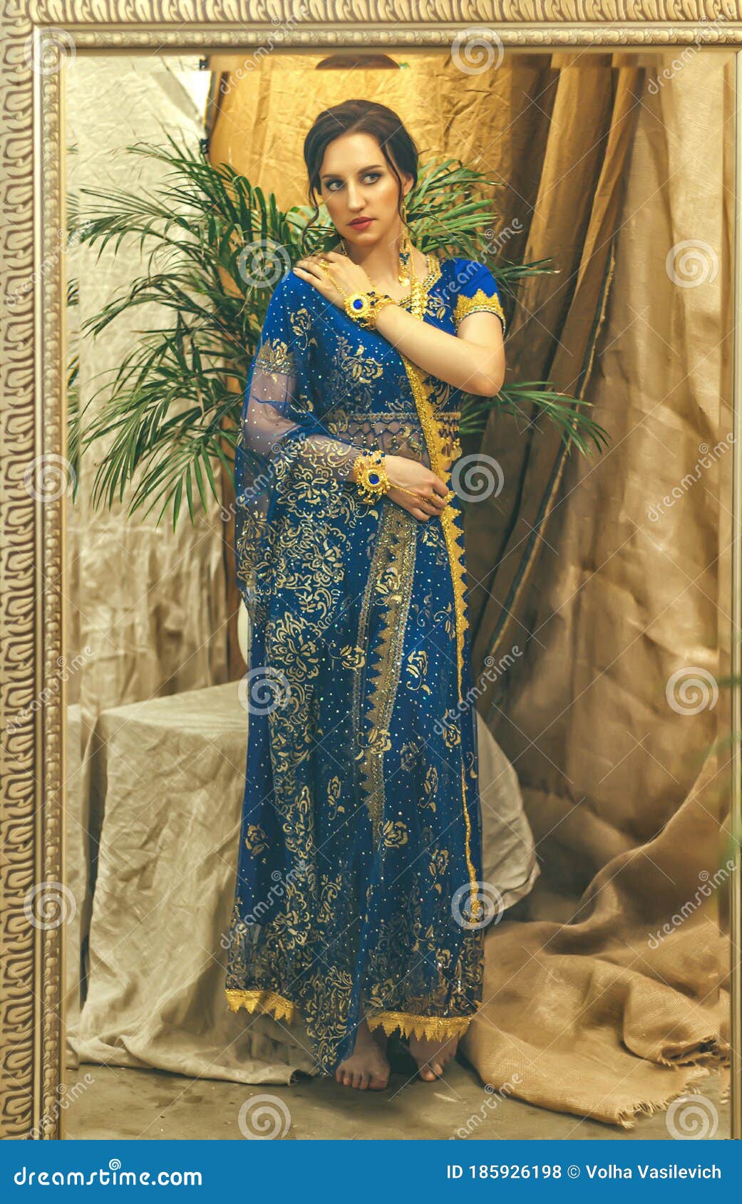 Cosplay De Hindú. Joven Hermosa Mujer Con Vestido Azul Indio Sari Closeup  Está Mirando En El Espejo Foto de archivo - Imagen de multicultural, feliz:  185926198