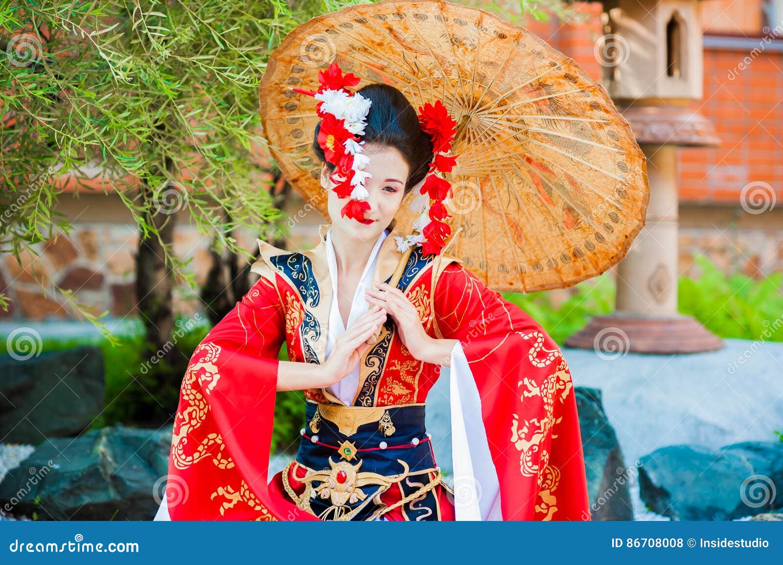 Cosplay Schöne, Bescheidene Geisha in Einem Roten Kimono Stockfoto - Bild  von geisha, mädchen: 86708008