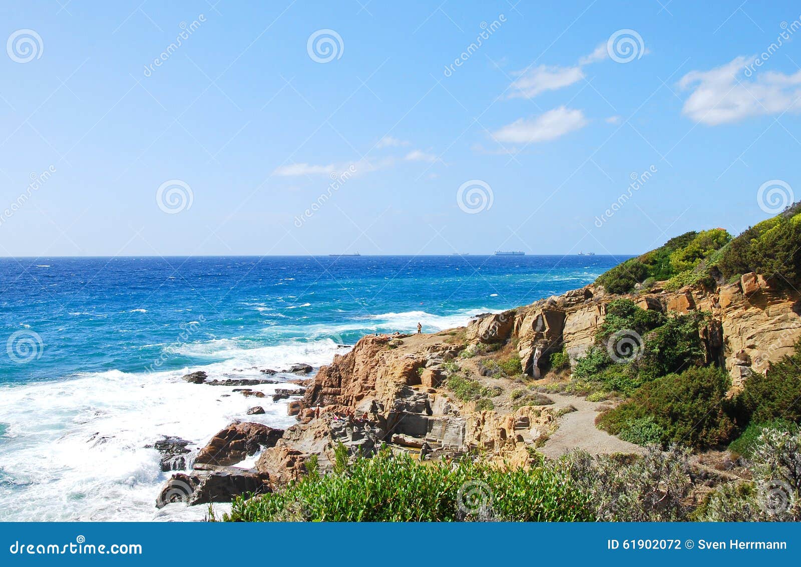 Costa costa rocosa en un día soleado agradable. Costa costa de Rocky Italian en un día brillante del cielo azul, con agua azul y un poco de vegetación costera Degli Etruschi de Strada del Vino Costa