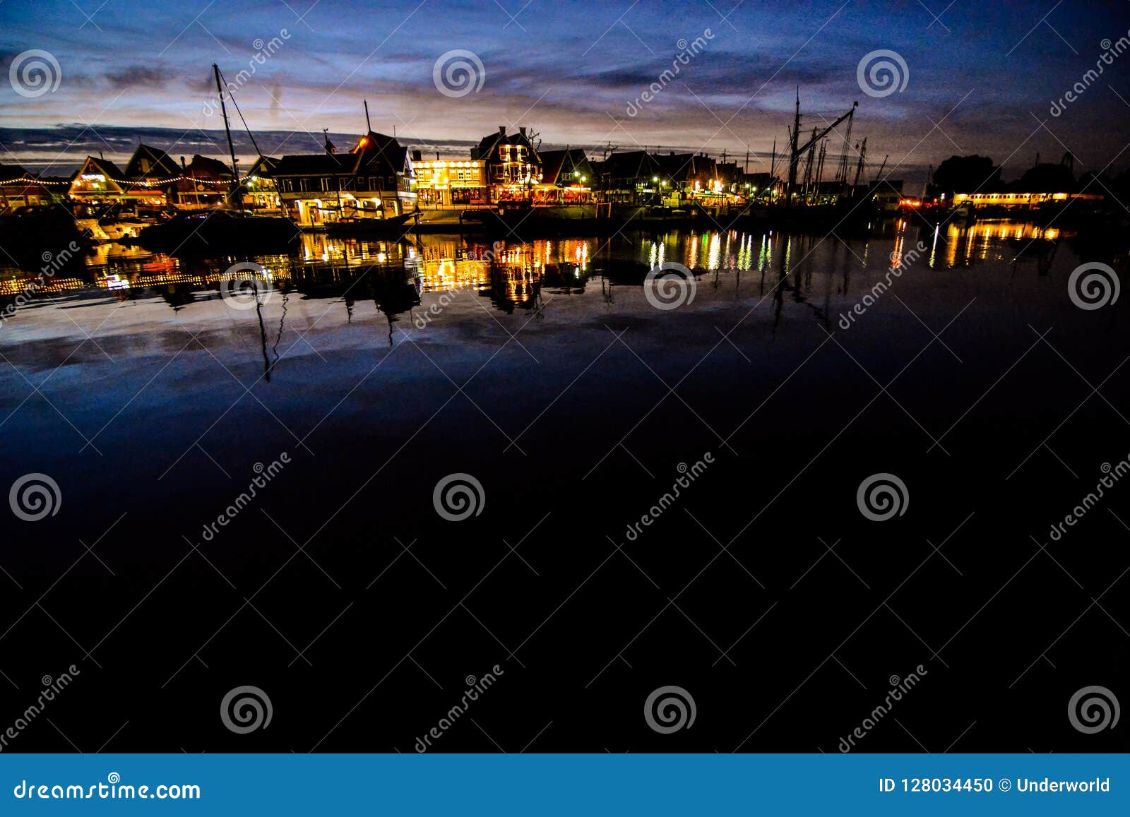 Costa de Volendam en la noche los Países Bajos. Costa de la imagen de la foto de Volendam en la noche los Países Bajos