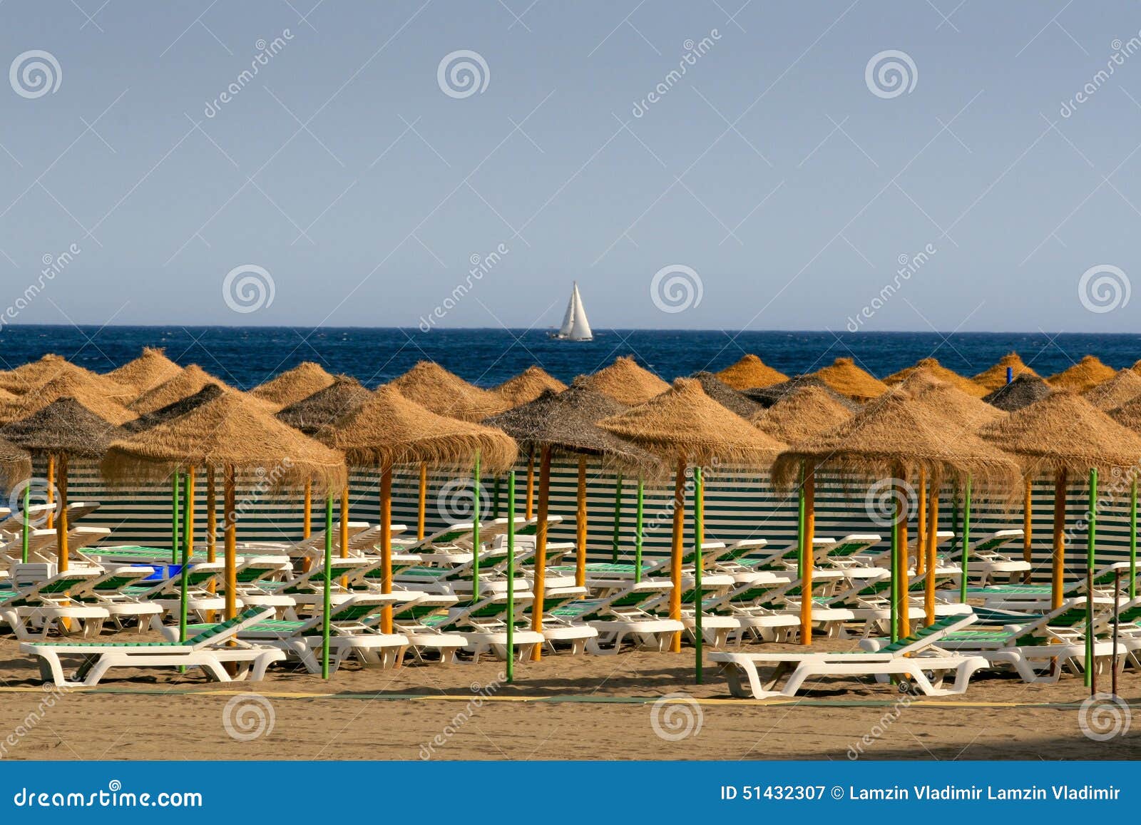 Costa Del Sol stockbild. Bild von strand, yacht, ruhesessel 51432307