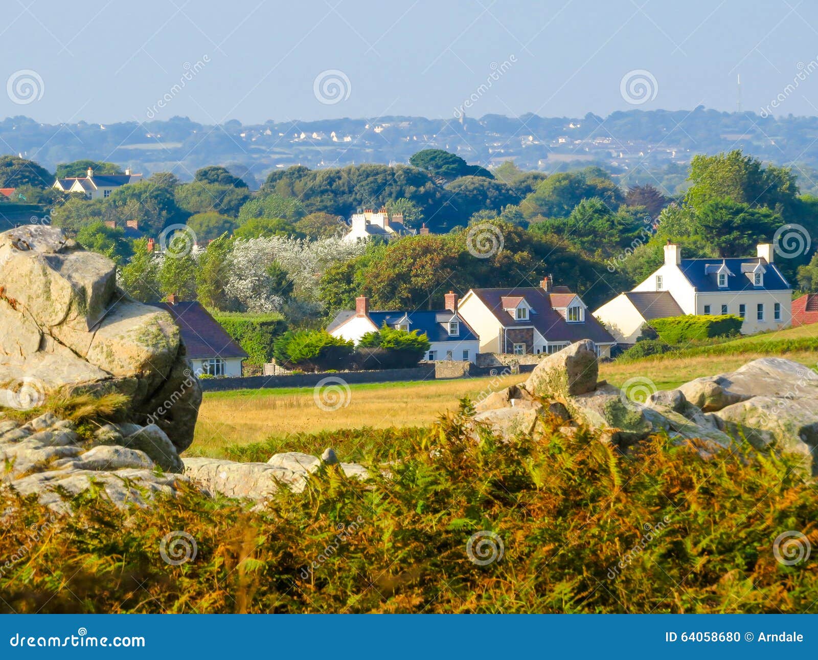 Costa en la isla de Guernesey. Paisaje de la isla de Guernesey Bailía de Guernesey, Islas del Canal