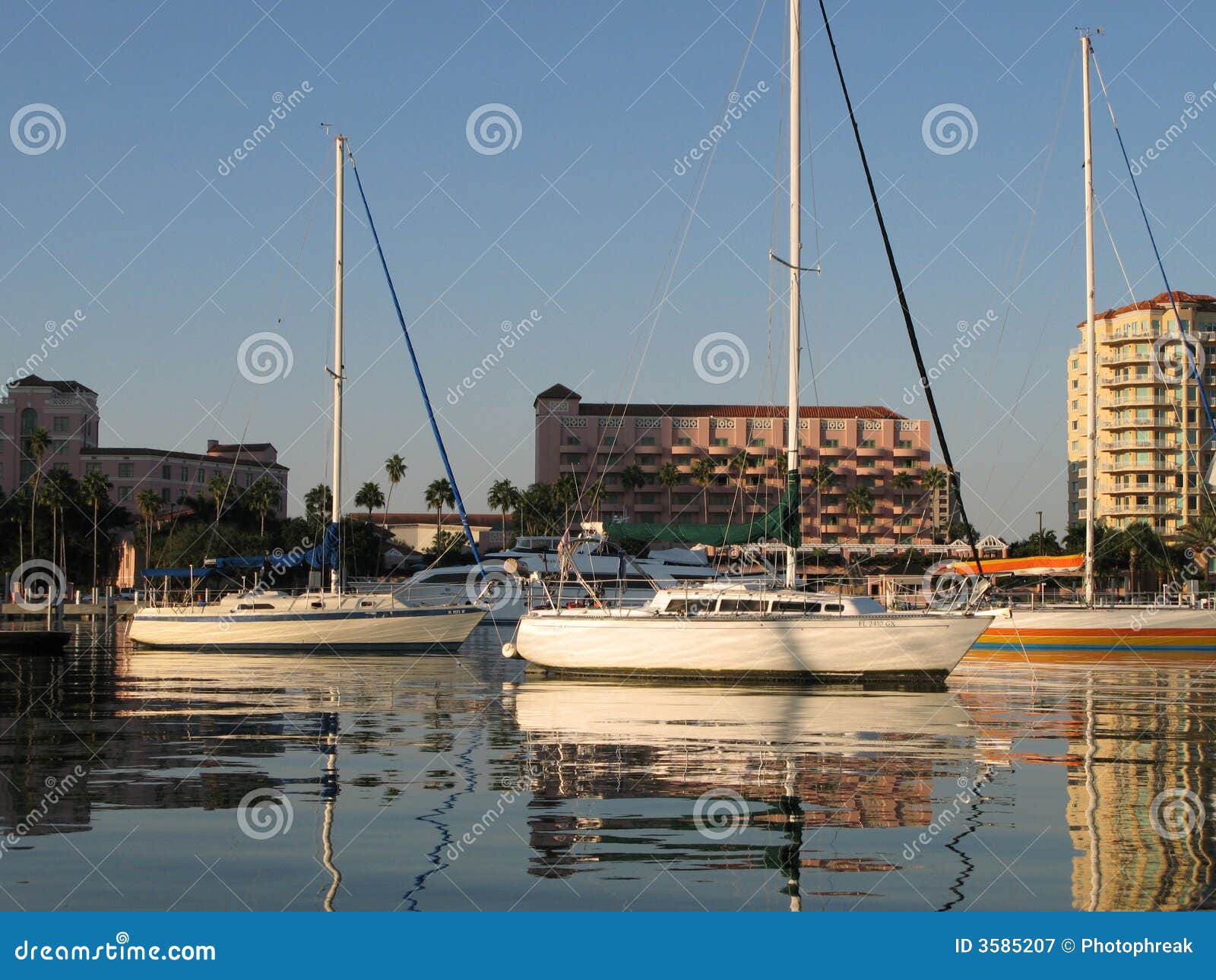 Costa y barcos de vela de la Florida. Éstos son barcos de vela y los edificios en el fondo en St Petersburg la Florida, América.