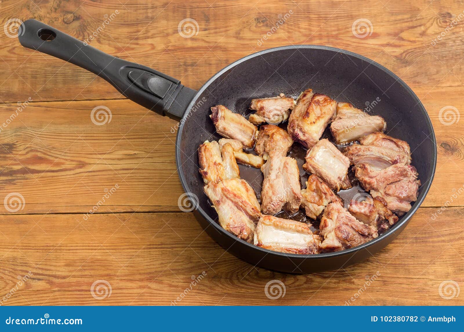 Costillas De Cerdo Fritas En Un Sartén Foto de archivo - Imagen de frito,  cocina: 102380782