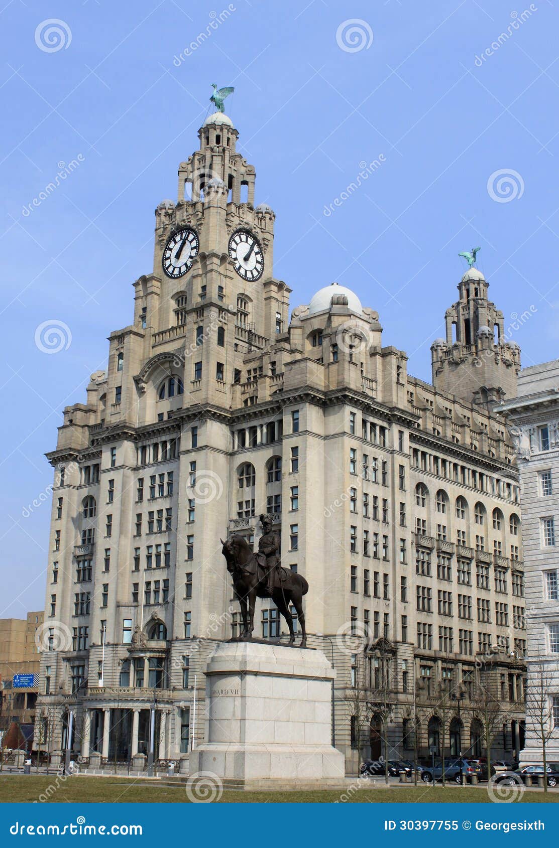 Costruzione del fegato e statua reali di re Edward VII da Sir William Goscombe John sul lungomare vicino a Pier Head a Liverpool