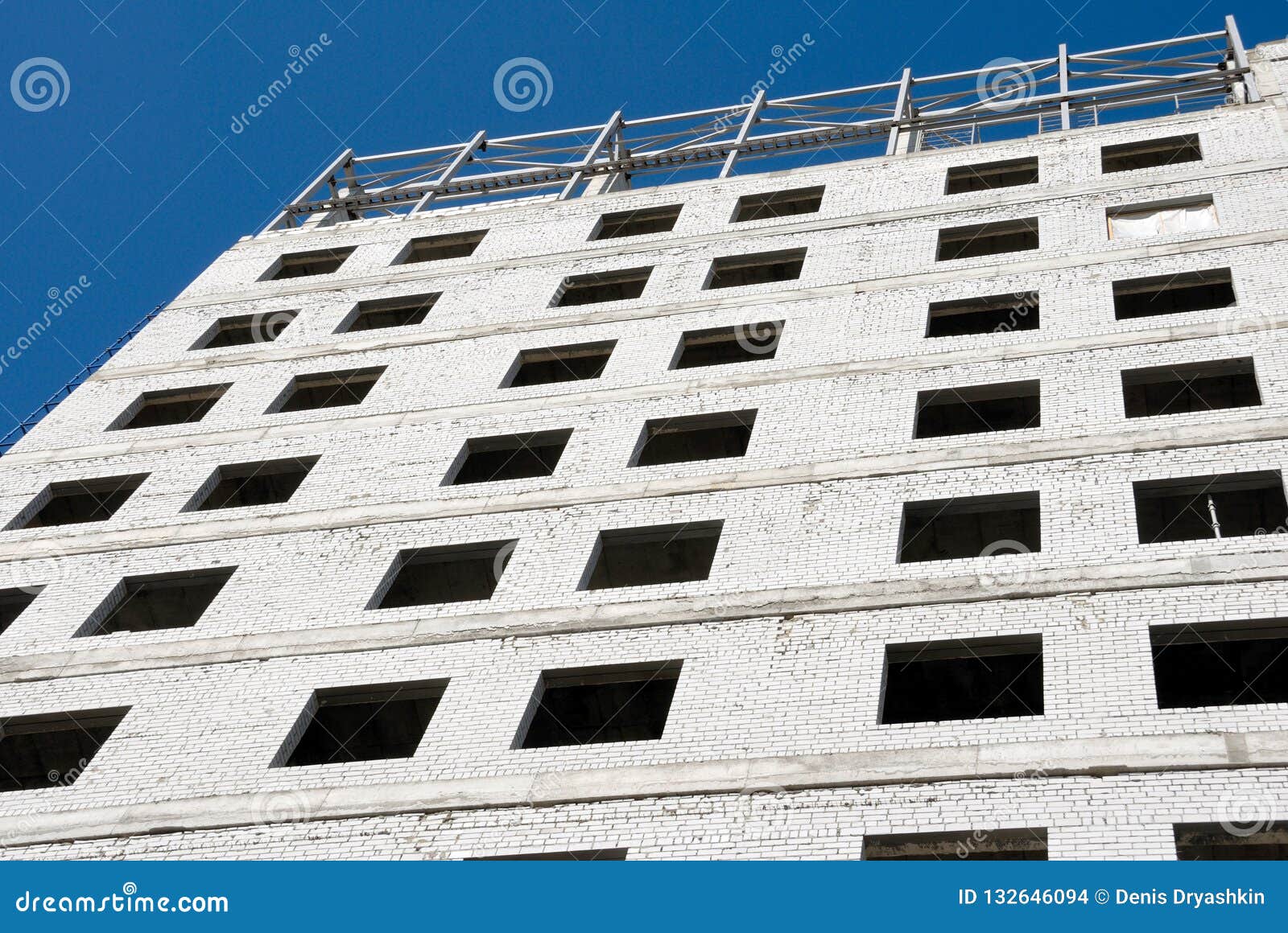 Costruzione dell'edificio per uffici dal vetro e dal calcestruzzo