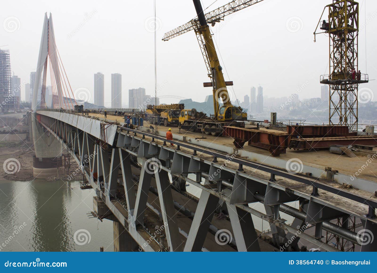 Costruzione di ponte della città di Chongqing di cinese.
Foto presa il 6 marzo 2014
