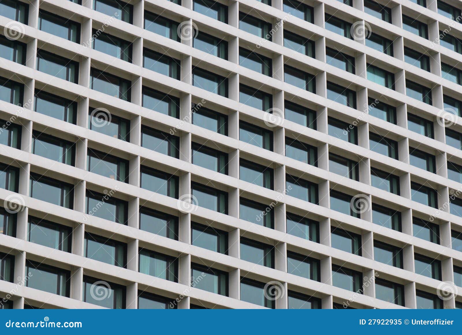 Costruzione Windows. Una foto catturata sulle finestre multiple delle unità in una costruzione.