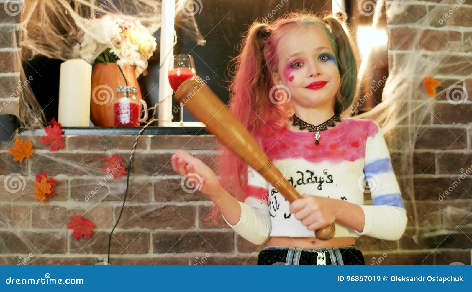 Costume Di Harley Quinn Halloween, Bambina Che Gioca Carattere Pazzo,  Celebrazione Del Partito Di Halloween Archivi Video - Video di anima,  divertimento: 96867019