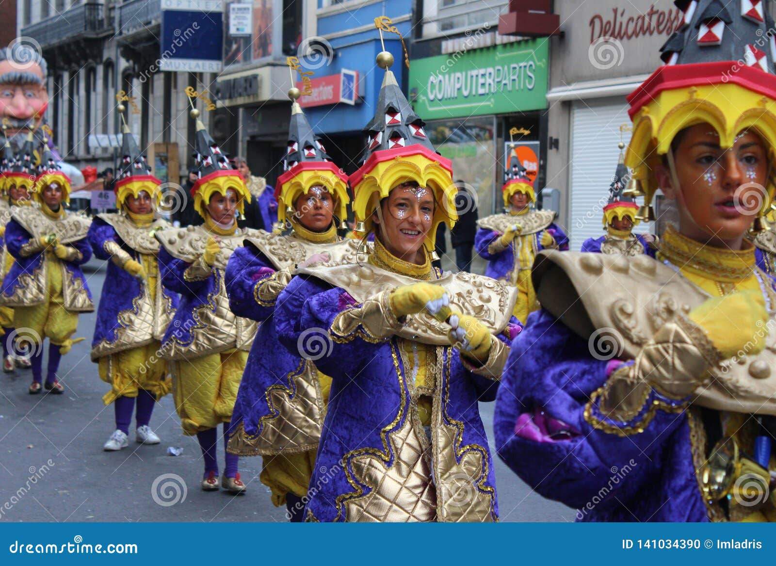 Costumi Divertenti Di Carnevale, Belgio Immagine Editoriale - Immagine di  facce, costumi: 141034390