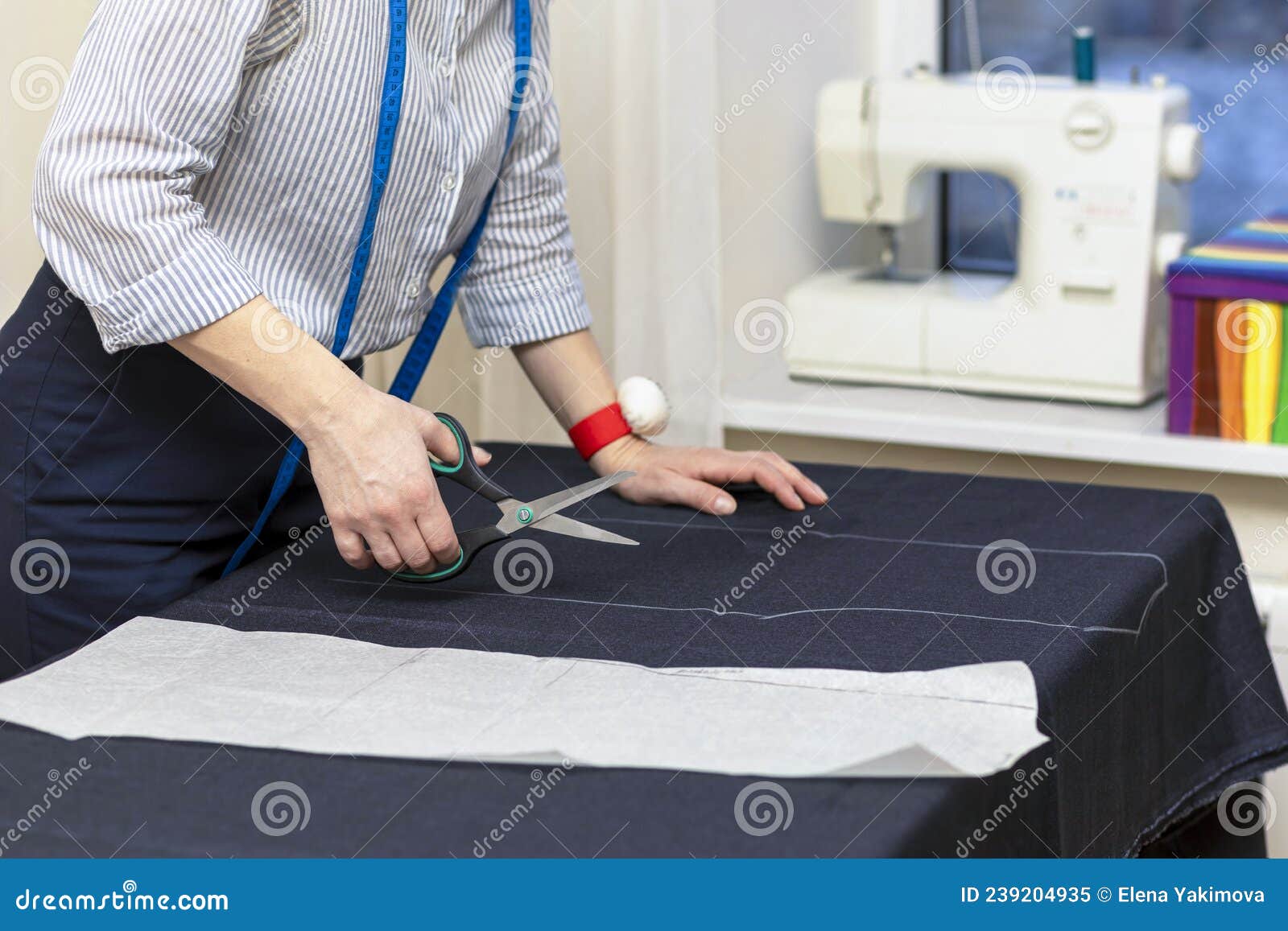 Costura De Diseñador De Modas Para Chicas. Costurera Mujer En Atelier  Moderno. Sastre Femenino Usa Detalles De Ropa De Cinta Para Imagen de  archivo - Imagen de negocios, tijera: 239204935