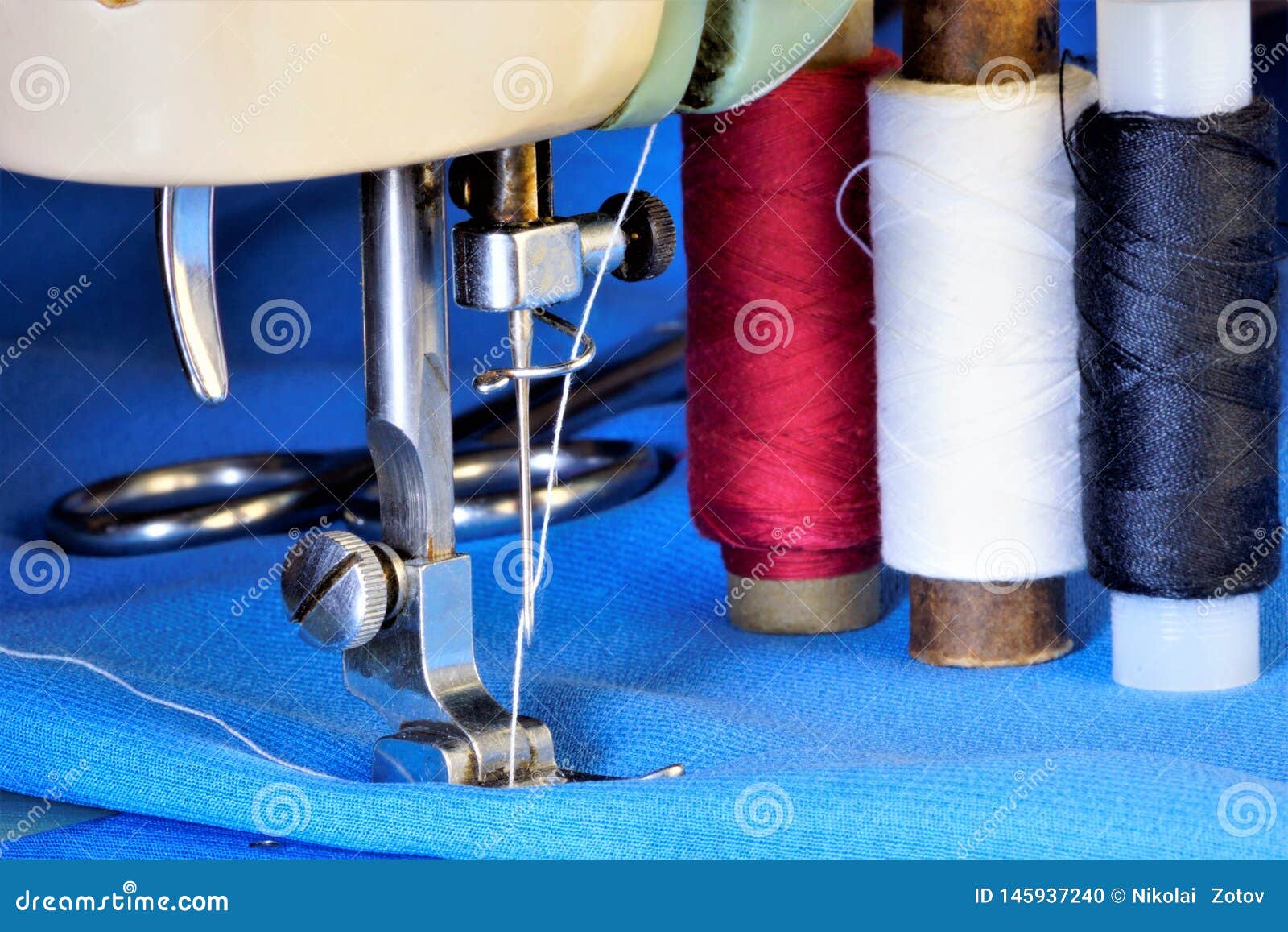 Costura En La Ropa De La Máquina De Coser Hecha De Tela La Máquina De Coser  Cose Los Hilos Del Sastre De Diversa Tela De Los Colo Foto de archivo -  Imagen