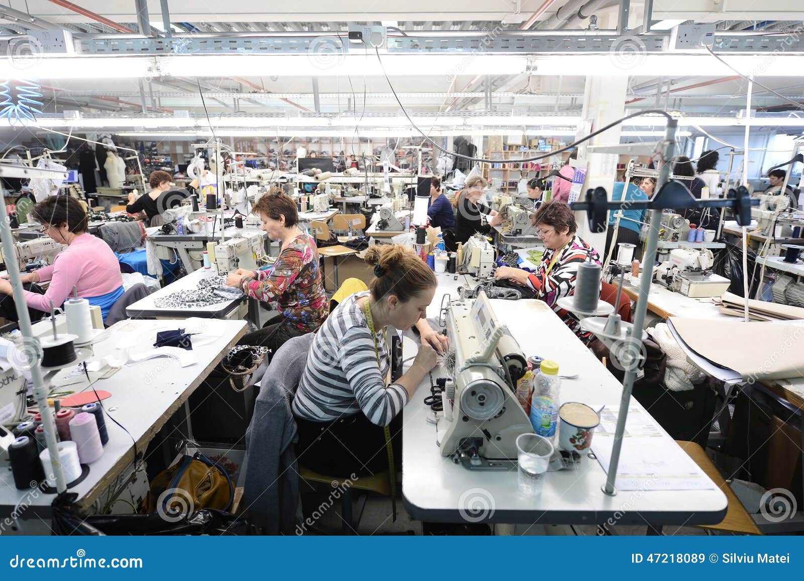 Costureras Que Trabajan En Fábrica De La Ropa Imagen de archivo editorial -  Imagen de ropa, industria: 47218089