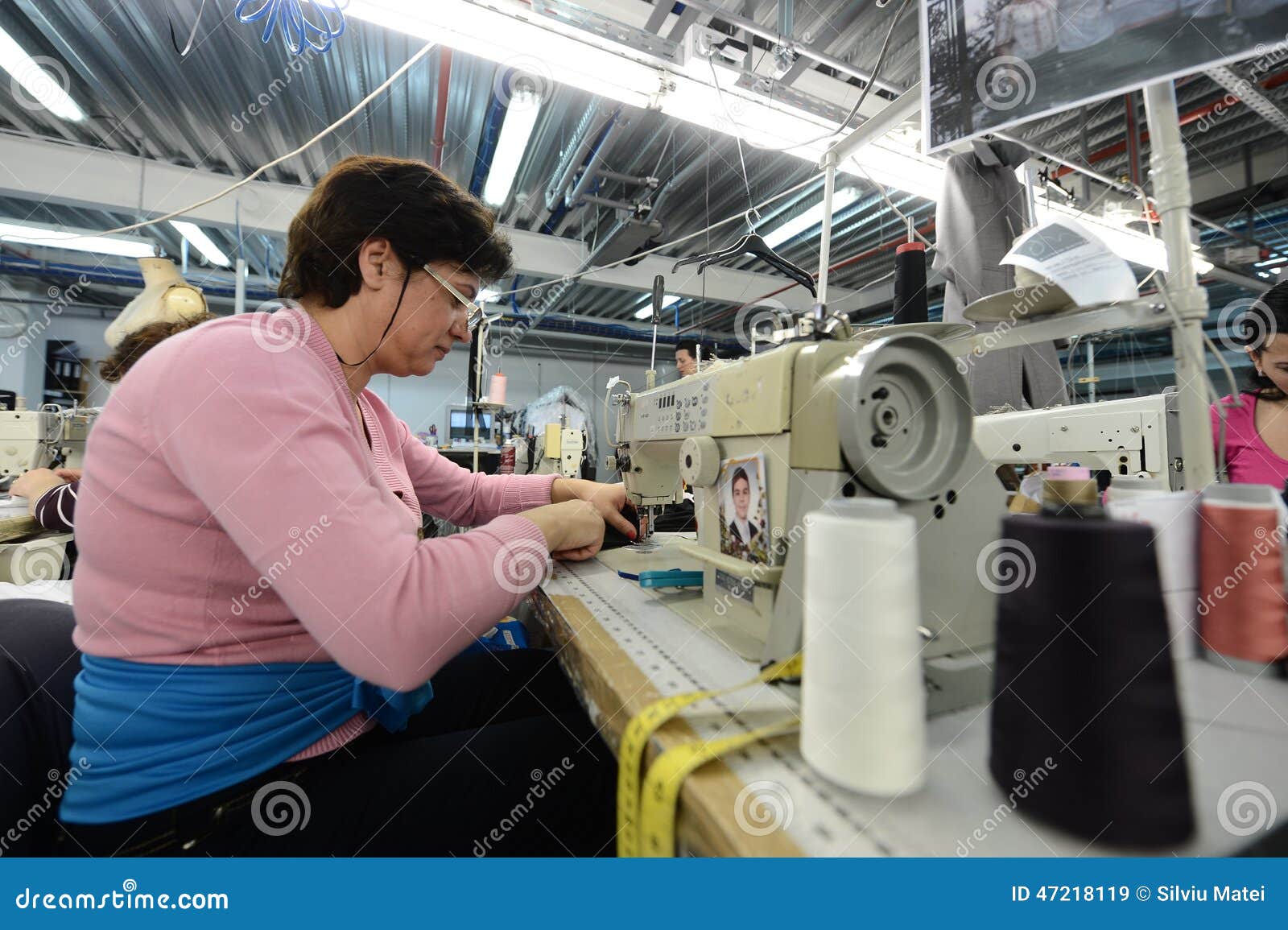 Costureras Que Trabajan En Fábrica De La Ropa Imagen de archivo editorial -  Imagen de rumania, costura: 47218119