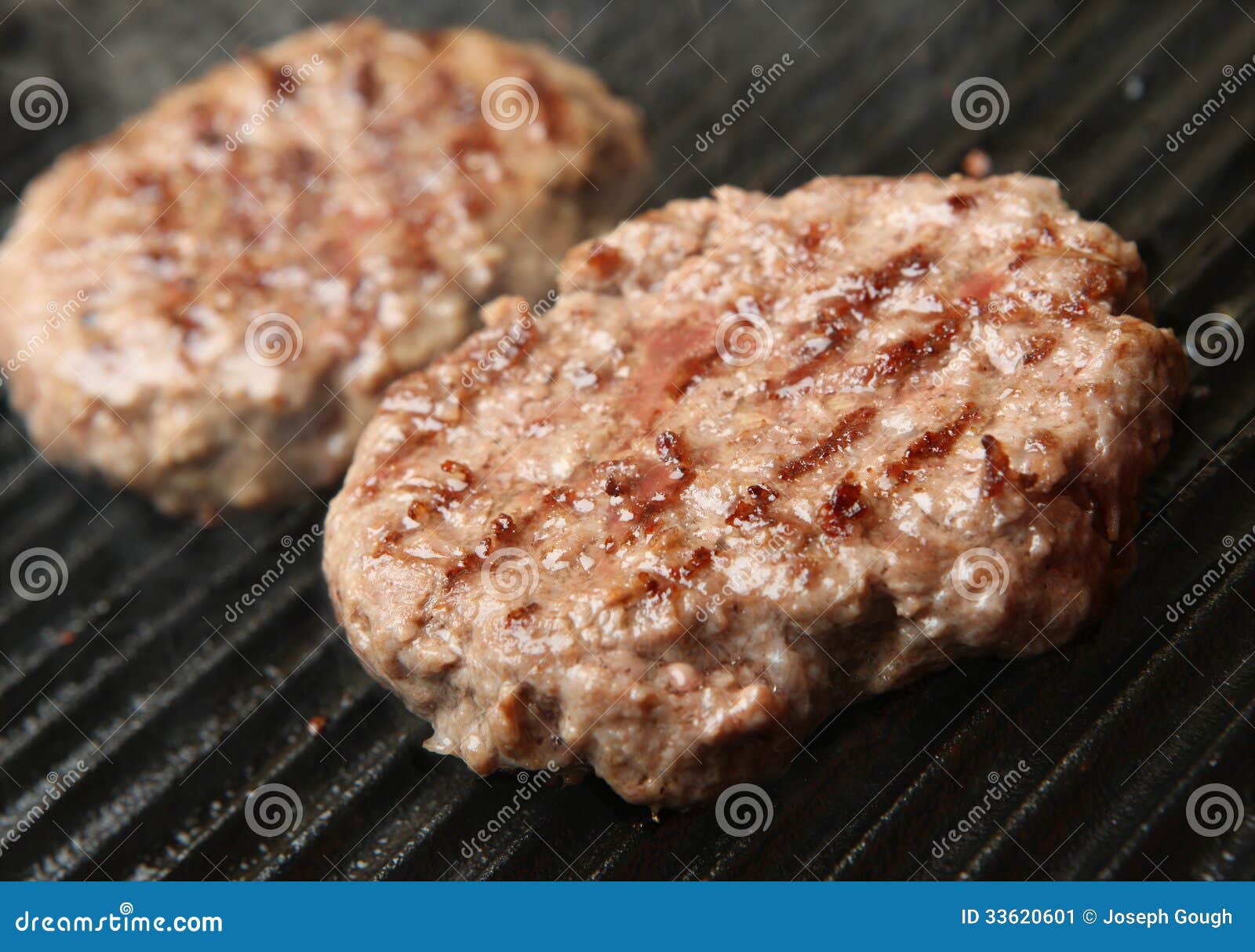 Cottura Degli Hamburger Del Manzo Sulla Piastra Immagine Stock - Immagine  di chiusura, striato: 33620601
