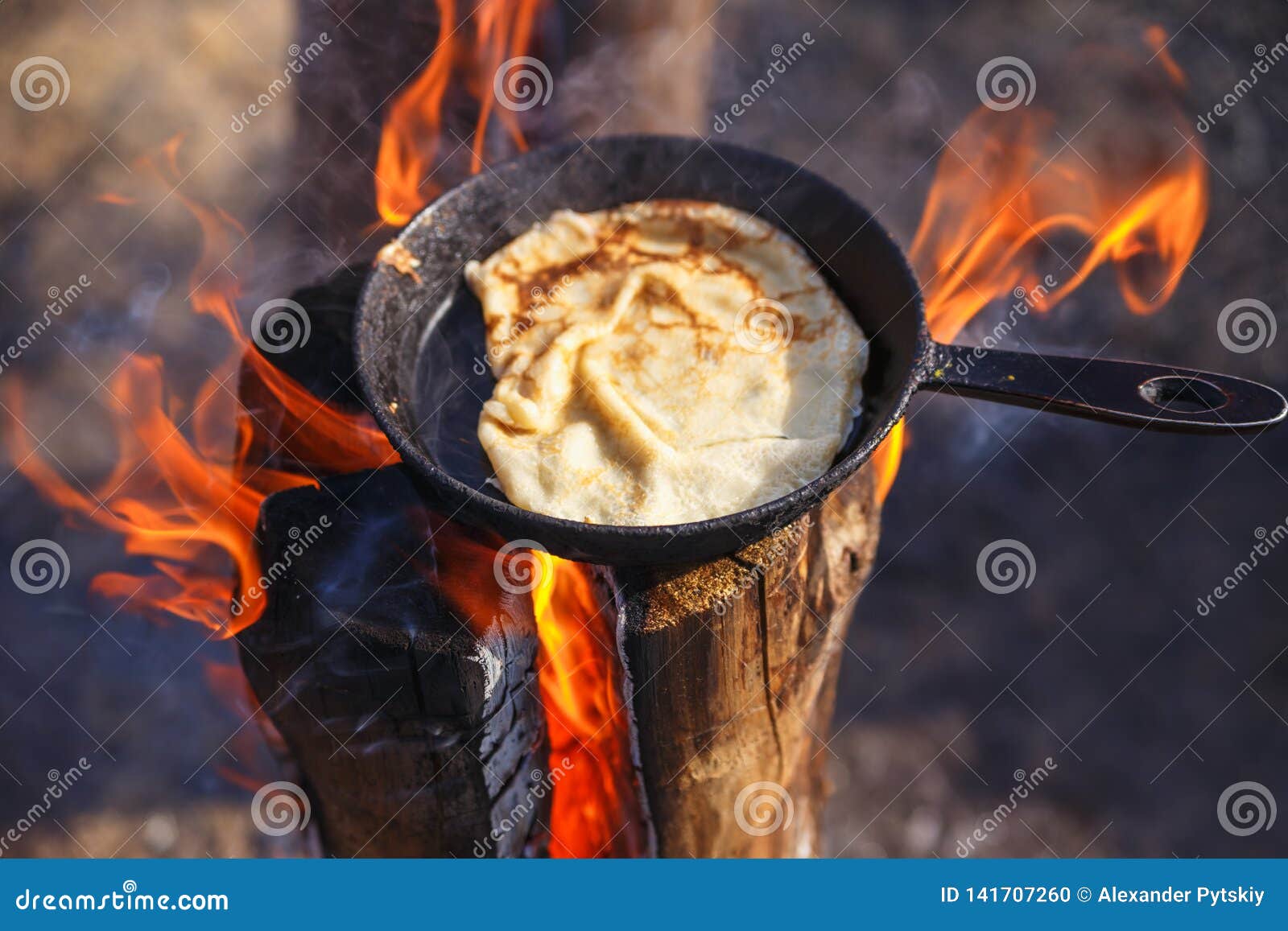 Cottura Del Pancake in Una Pentola Sul Fuoco Di Una Candela Finlandese  Fotografia Stock - Immagine di vaso, incendio: 141707260